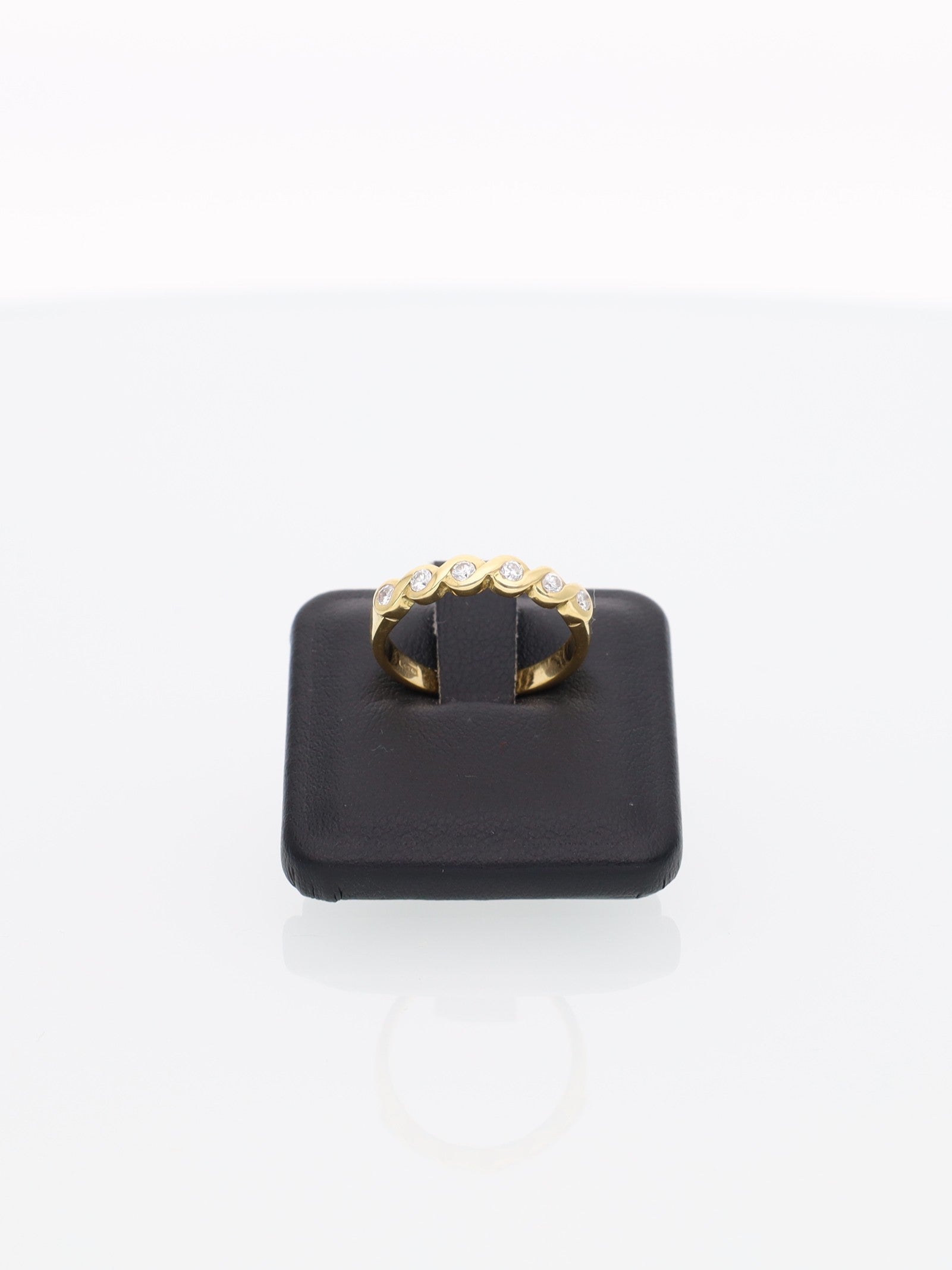 Anello veretta oro giallo con fascia intrecciata di brillanti