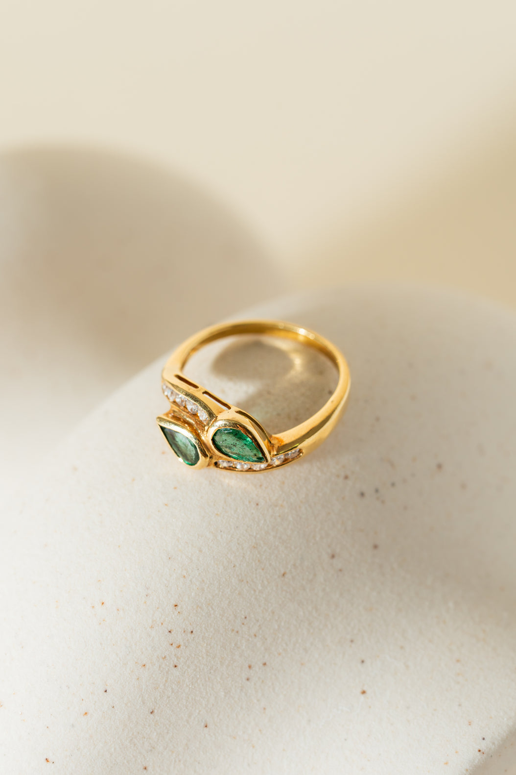 Anello Contrariè in Oro Giallo 18 kt – Smeraldi a Goccia & Diamanti