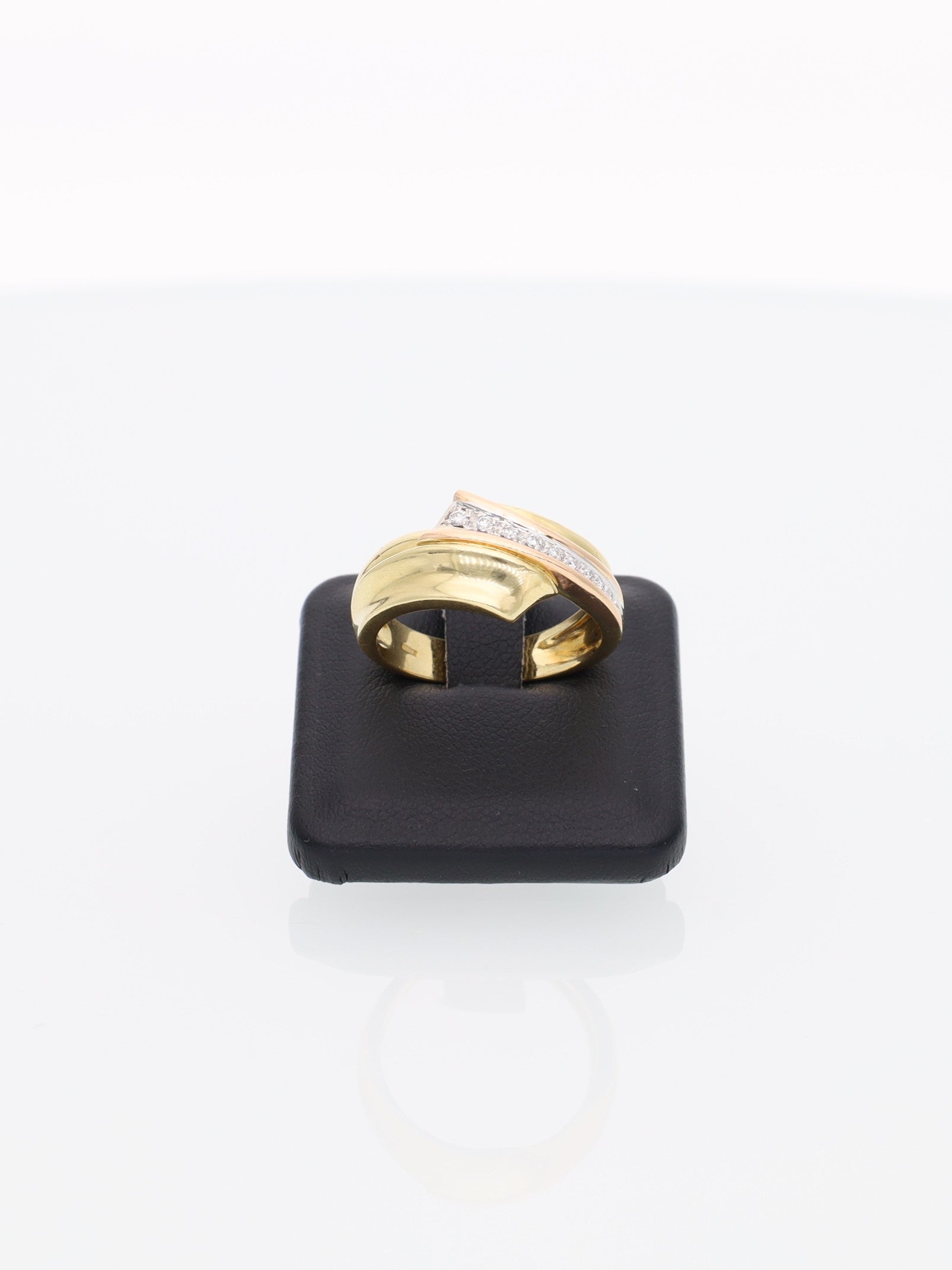 Anello contrariè in Oro Giallo con riviera brillanti