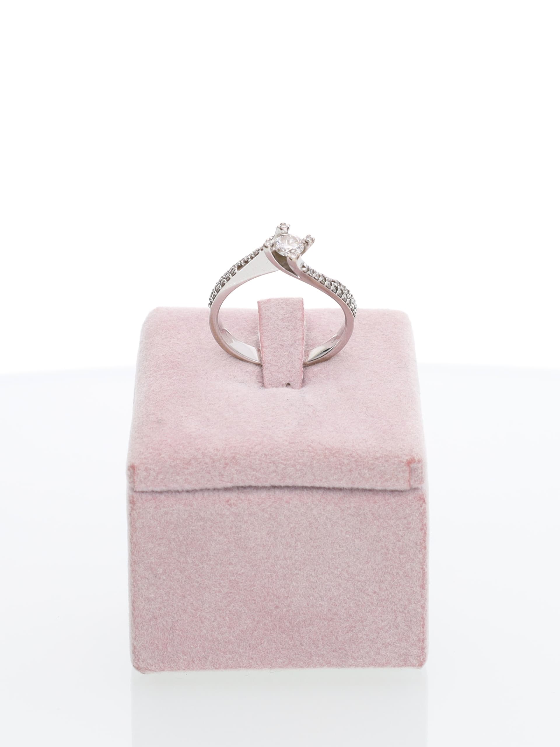 Anello solitario contrariè in oro bianco 18kt con diamante da 0.20ct