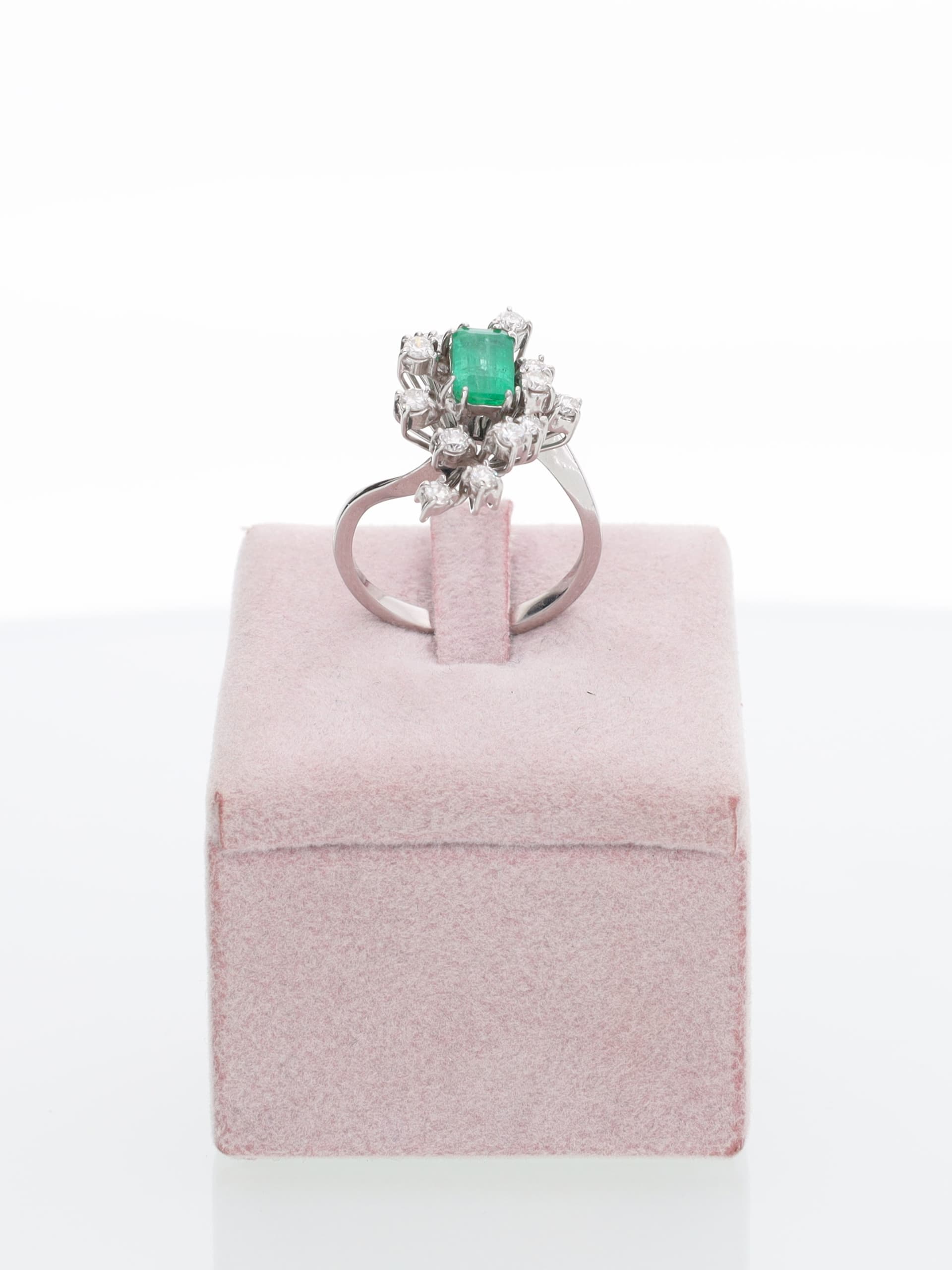Anello oro bianco con smeraldo e fantasia di diamanti