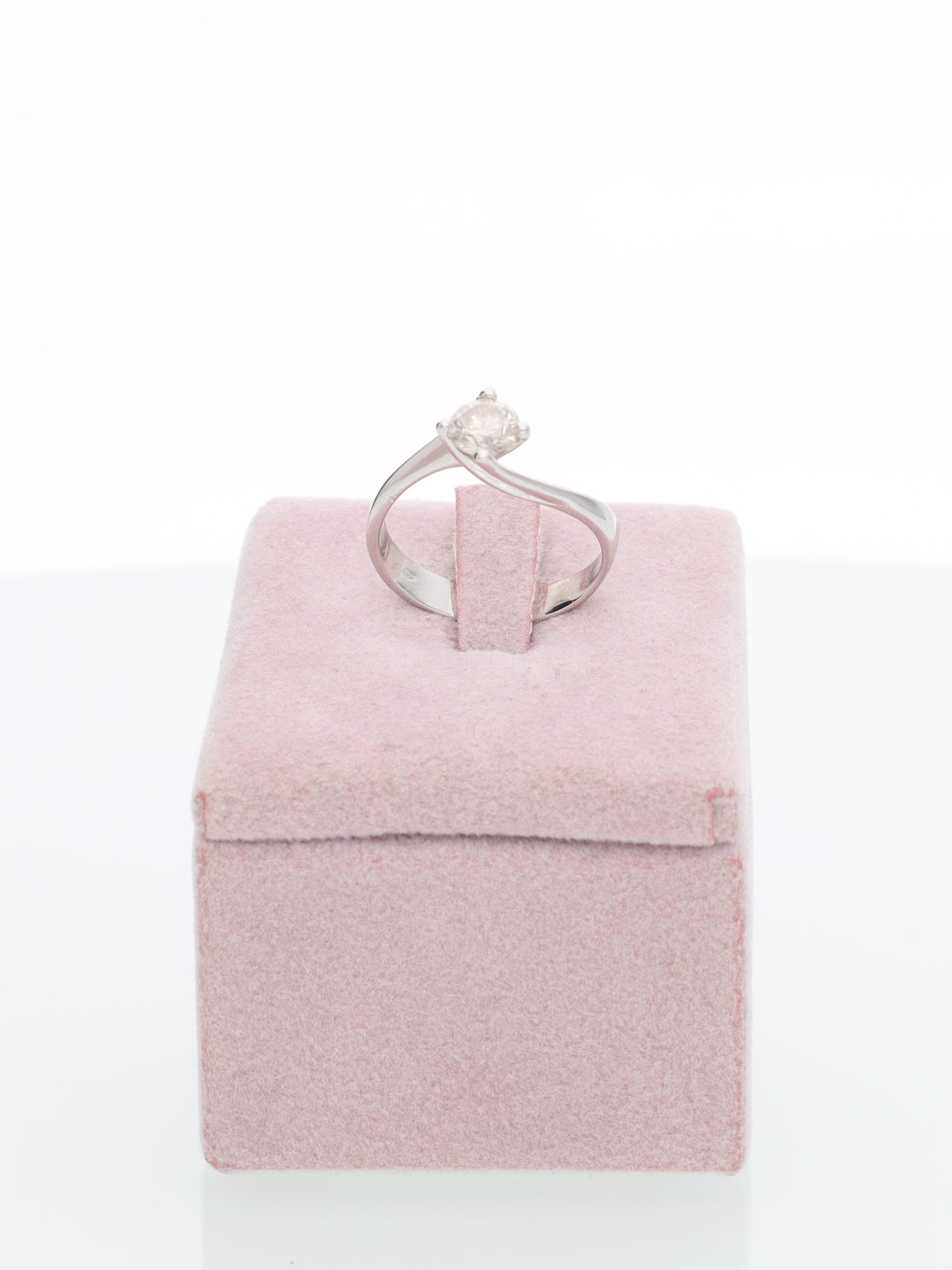 Anello solitario contrariè in oro bianco 18kt con diamante 0.50ct