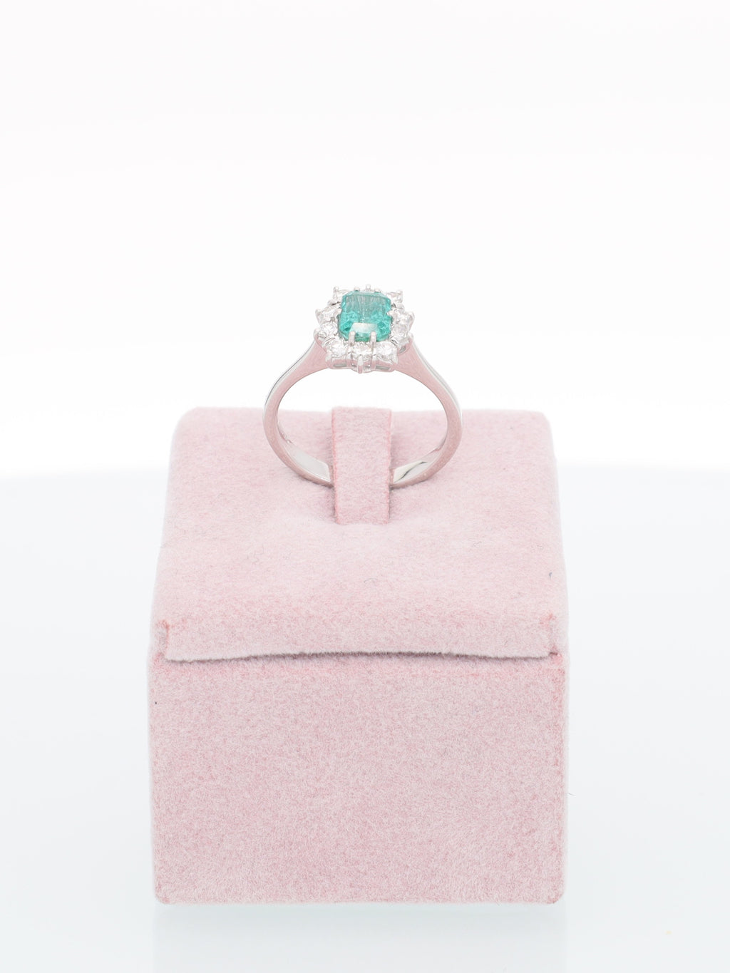 Anello margherita in oro bianco 18kt con smeraldo e diamanti