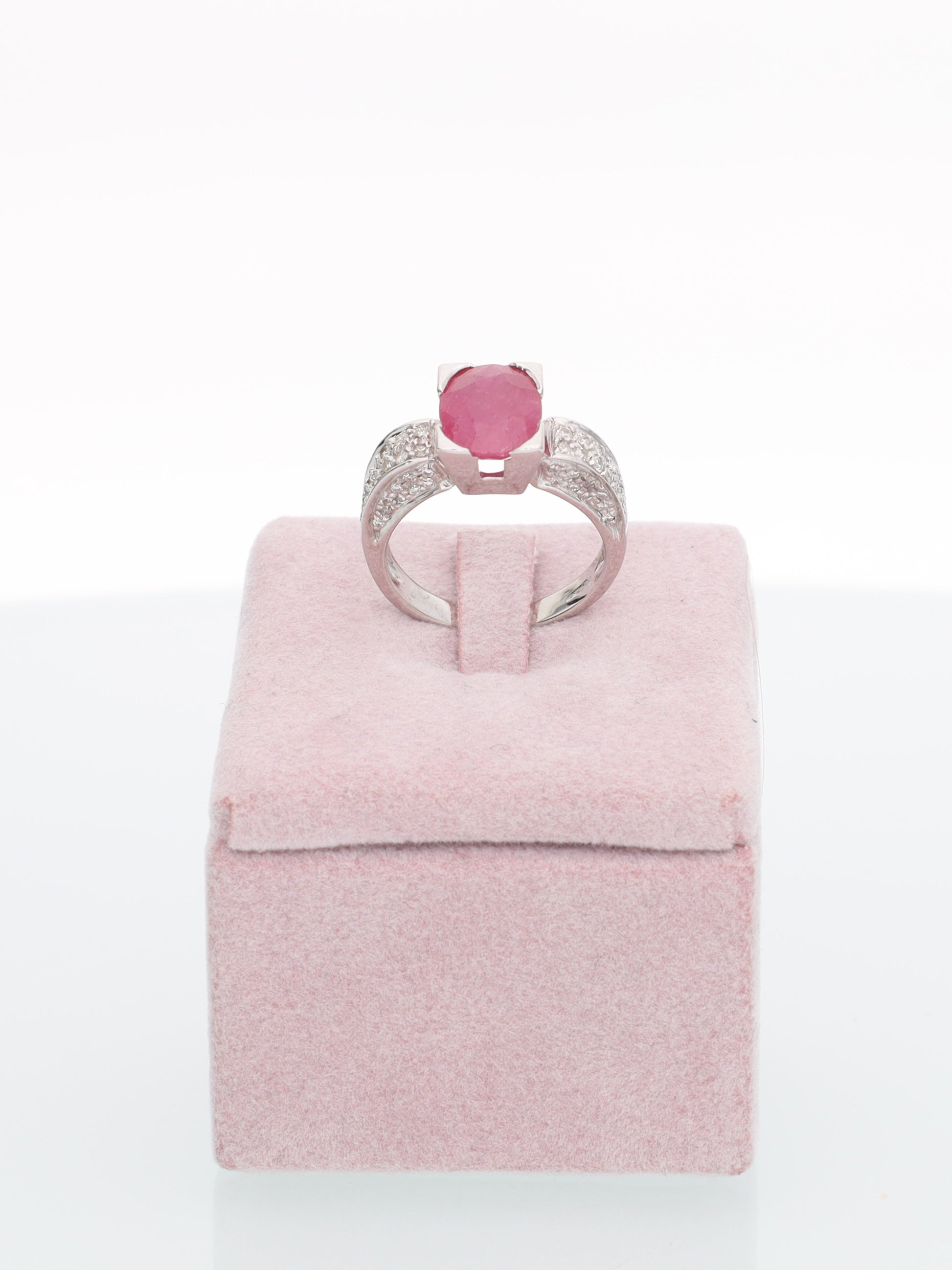 Anello in Oro Bianco 18 kt con Solitario di Rubino e Diamanti