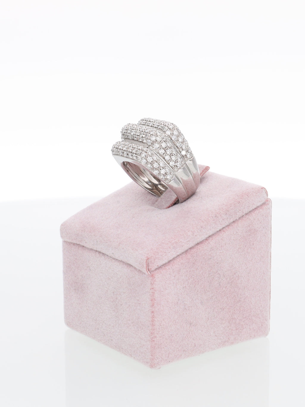 Anello a Fascia in Oro Bianco 18kt con Pavè di Diamanti