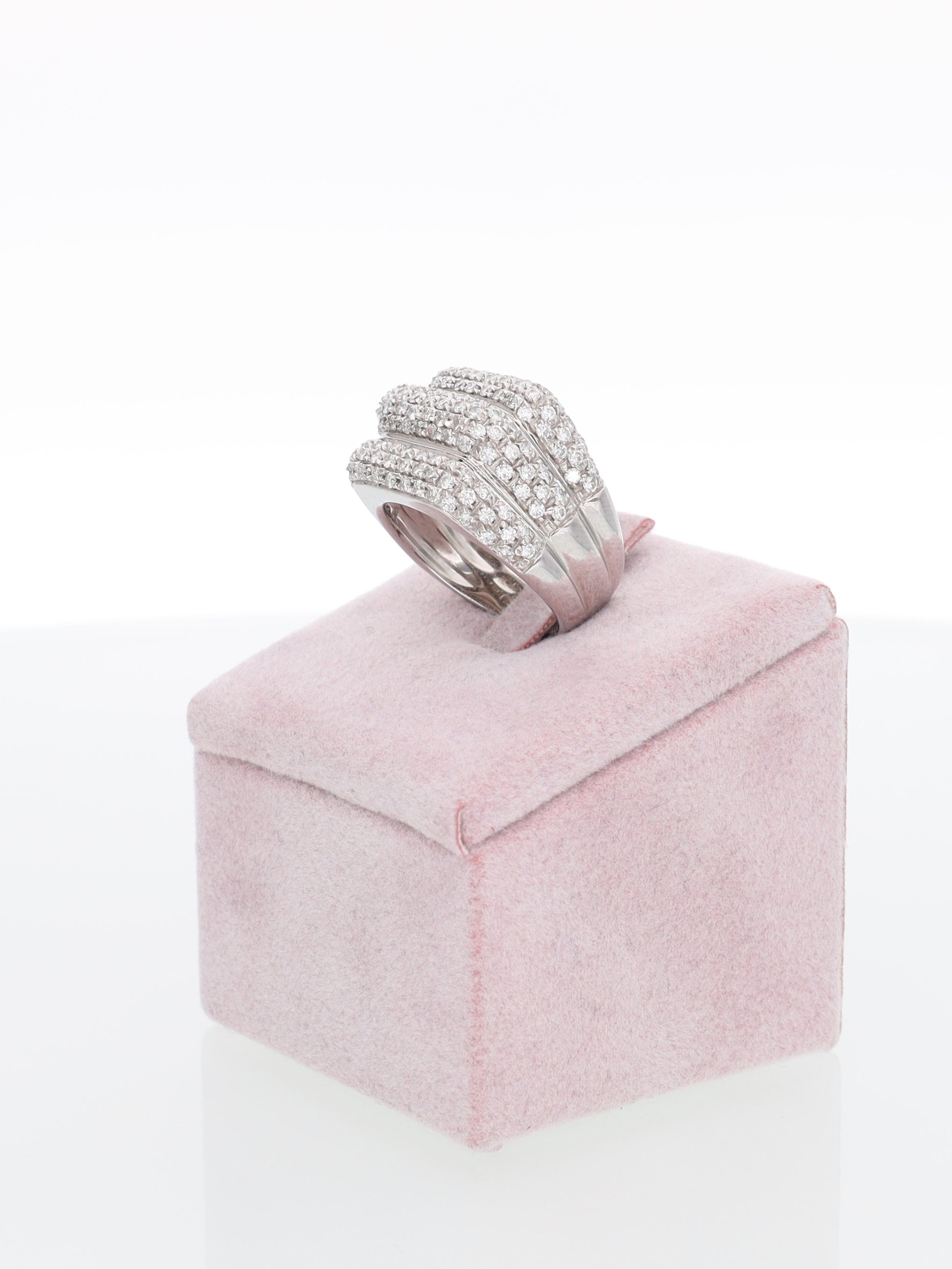 Anello a Fascia in Oro Bianco 18kt con Pavè di Diamanti