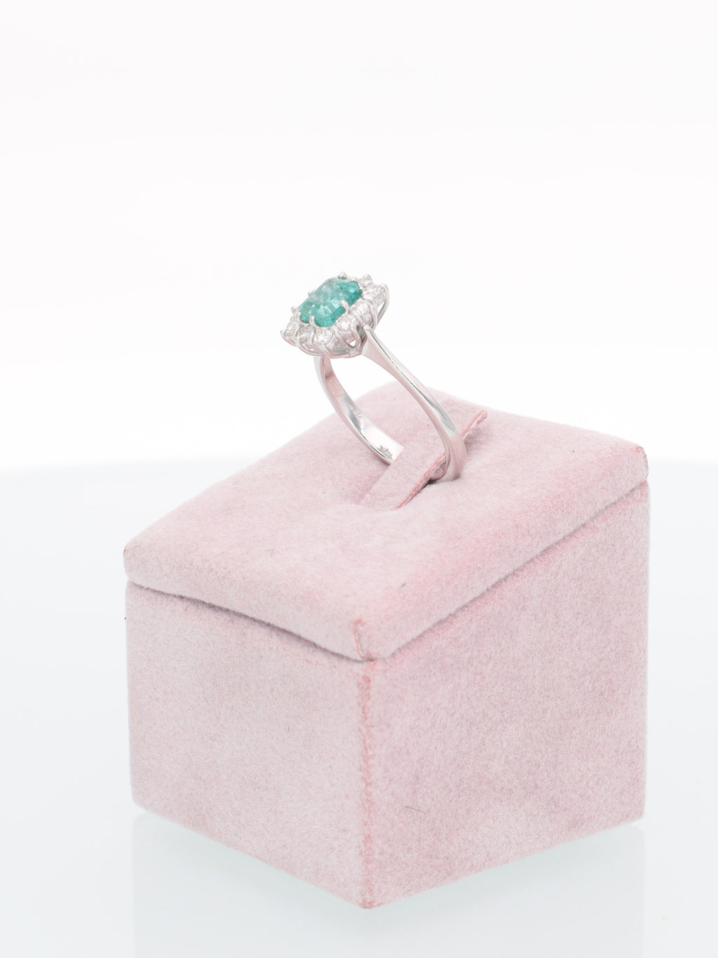 Anello margherita in oro bianco 18kt con smeraldo e diamanti