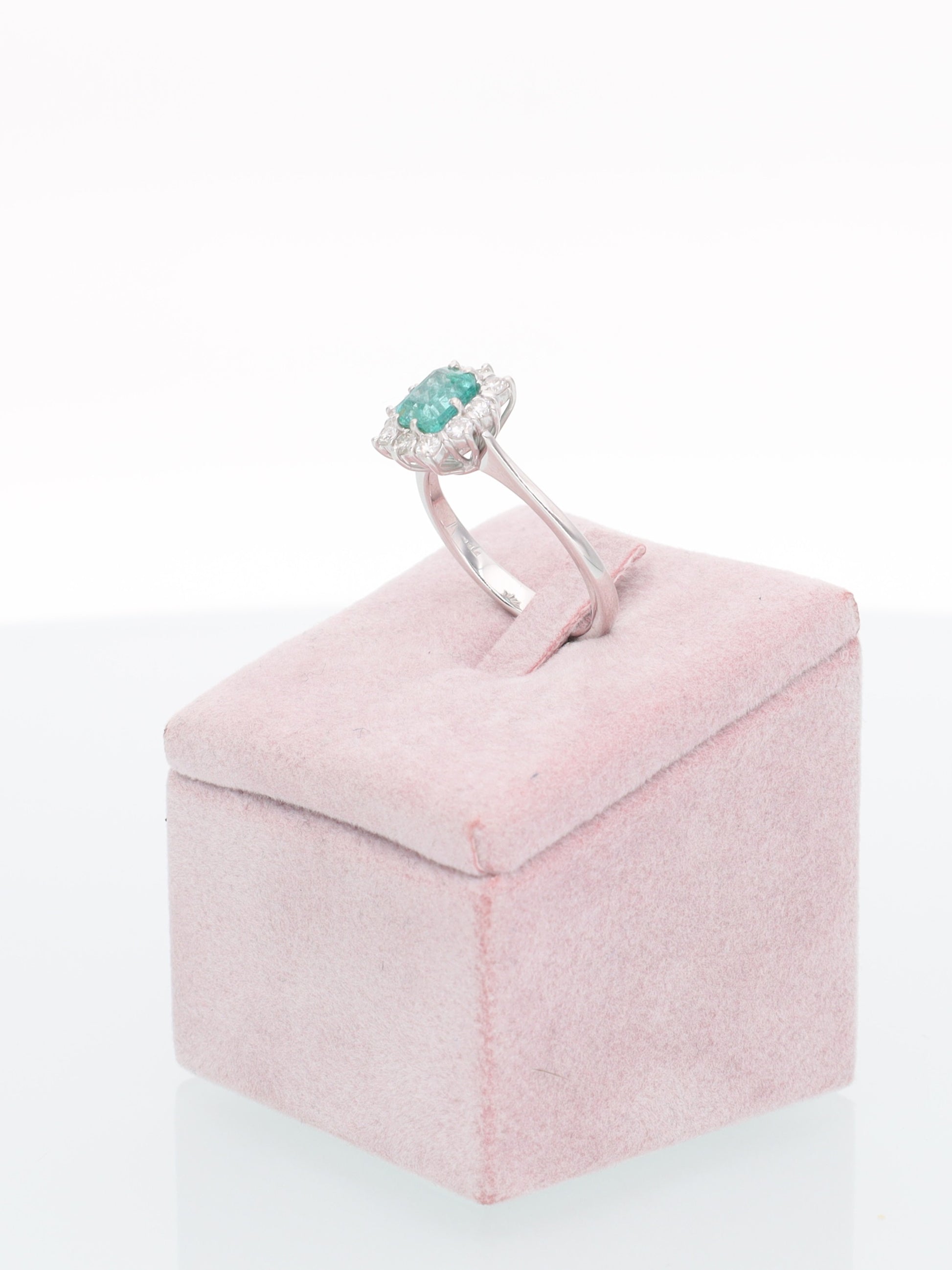 Anello margherita in oro bianco 18kt con smeraldo e diamanti