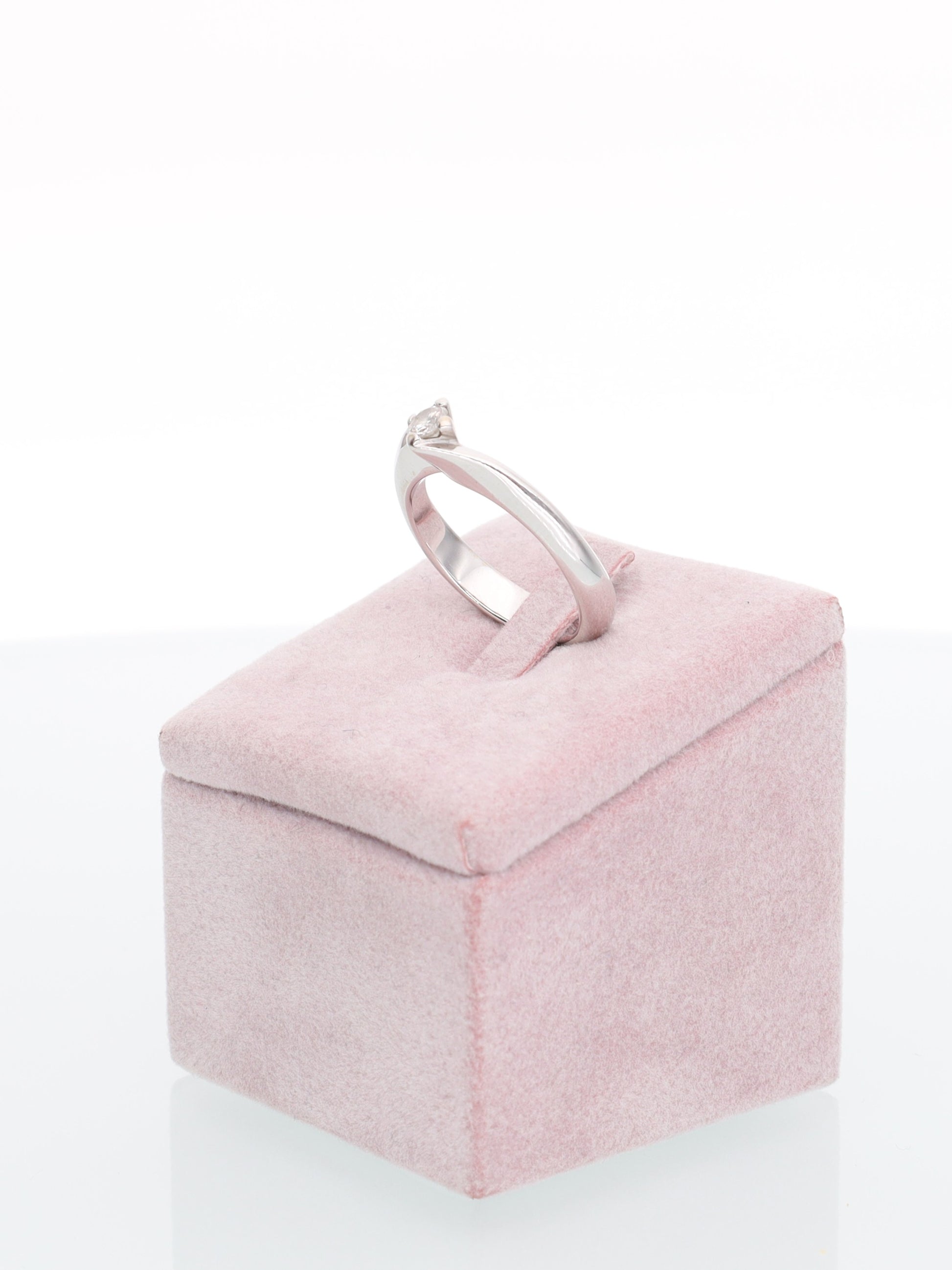 Anello solitario contrariè in oro bianco 18kt con diamante 0.20ct