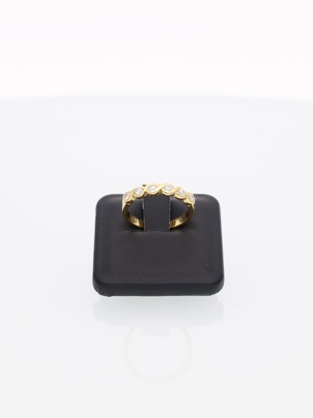 Anello veretta oro giallo con fascia intrecciata di brillanti