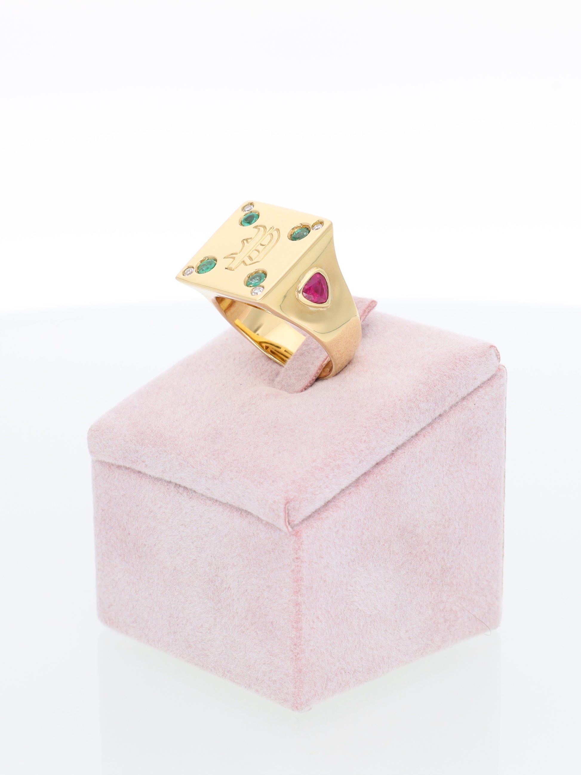 Anello Chevalier in Oro Giallo 18 kt con Brillanti, Smeraldi e Rubini