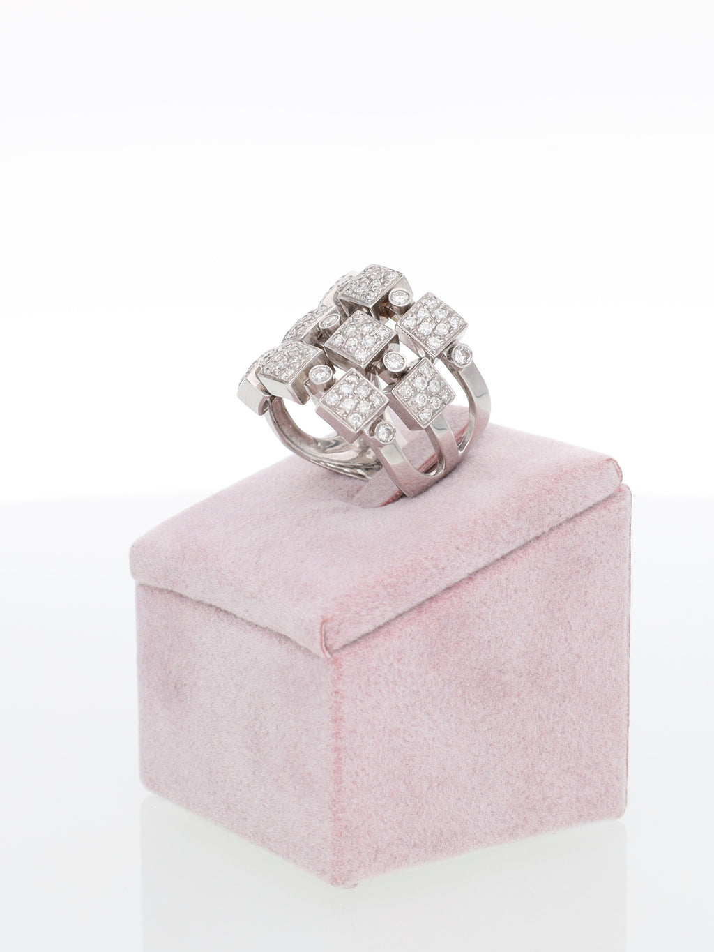 Anello oro bianco con pavè geometrici di Diamanti