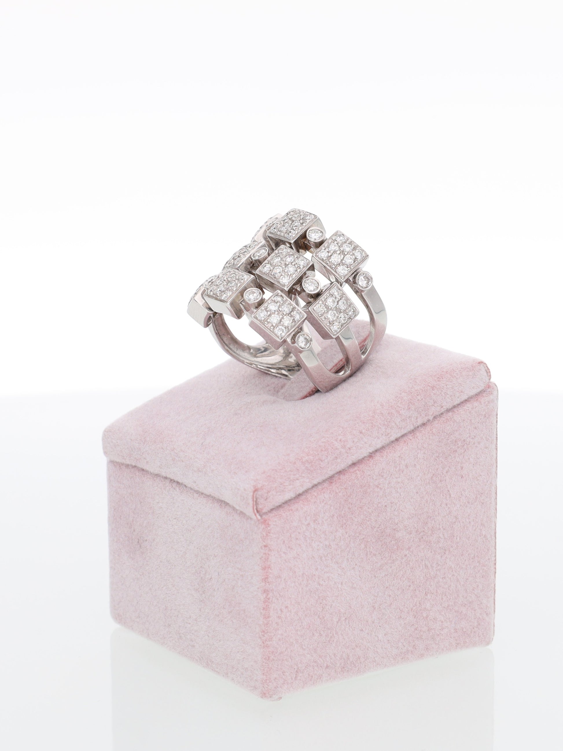 Anello oro bianco con pavè geometrici di Diamanti