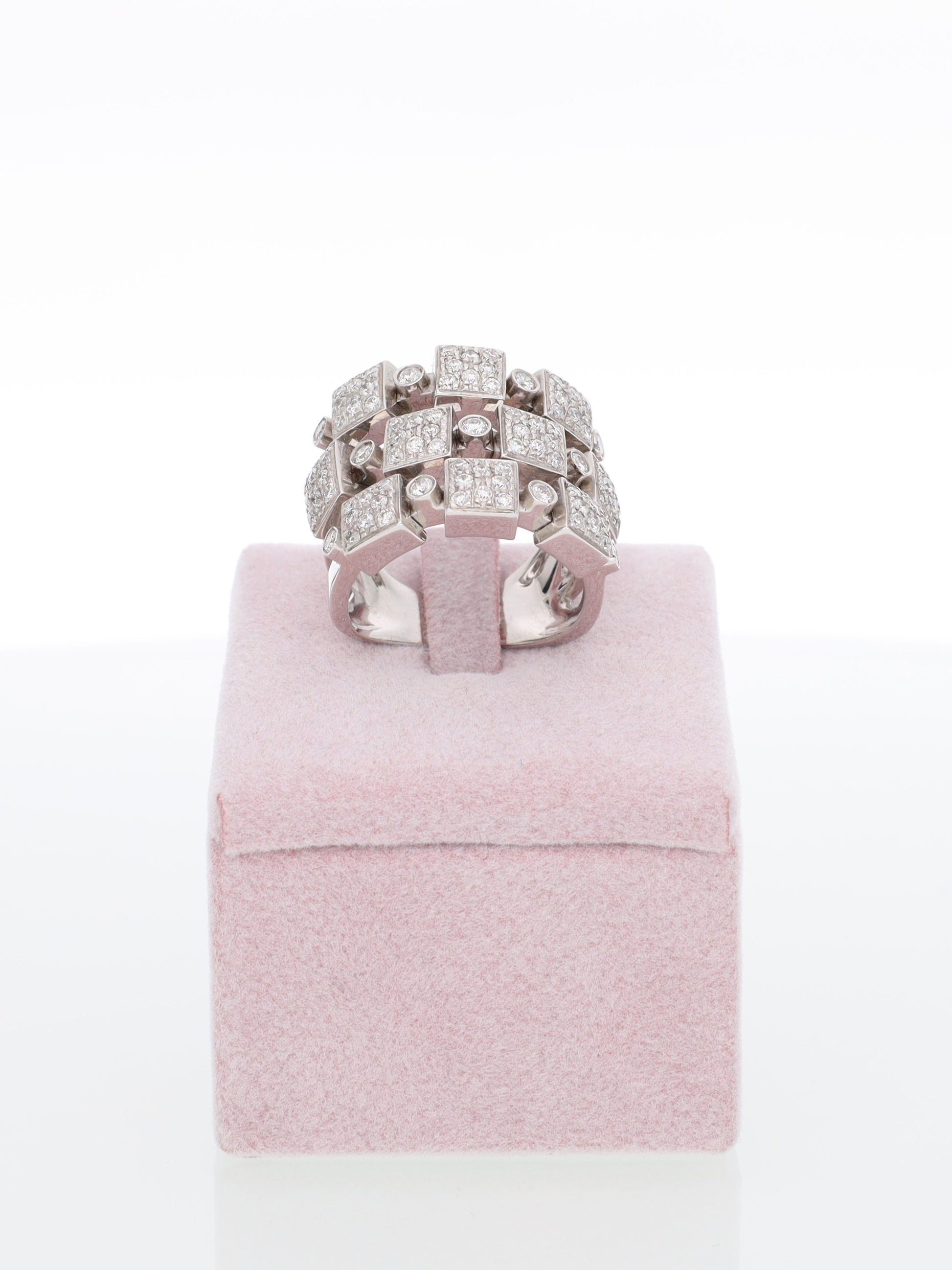 Anello oro bianco con pavè geometrici di Diamanti