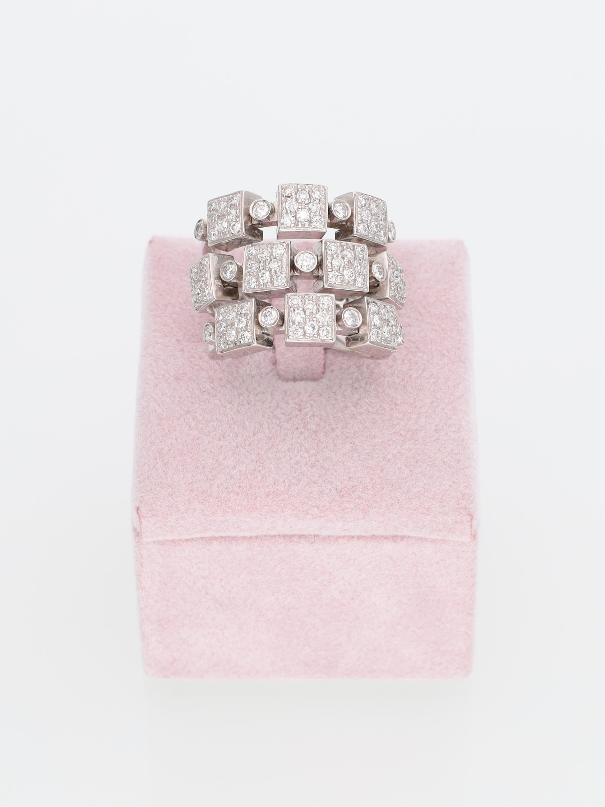 Anello oro bianco con pavè geometrici di Diamanti