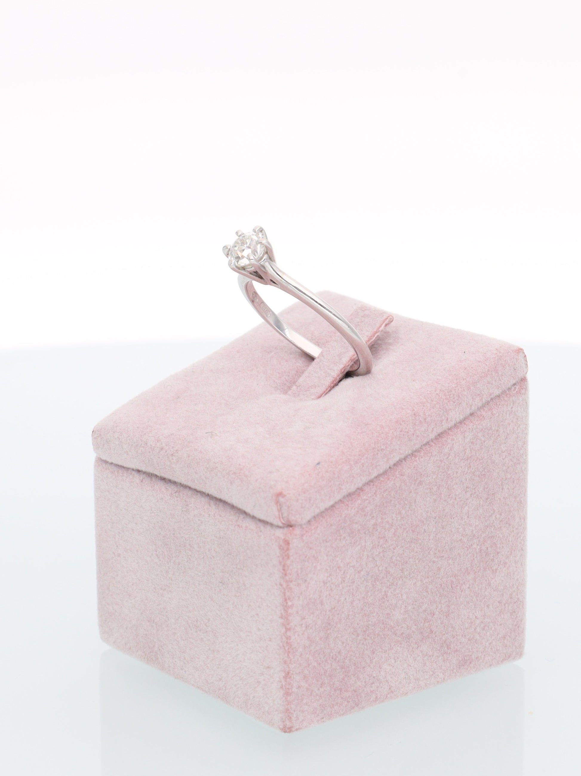 Anello Solitario in Oro Bianco 18kt con Diamante taglio americano 0.17ct