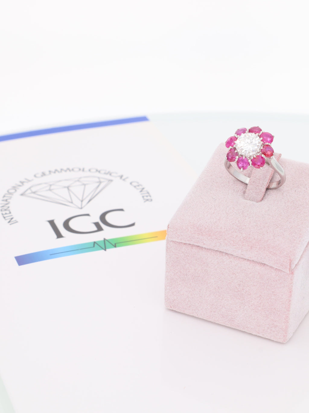 Anello margherita oro bianco 18kt diamante da 1.20ct e rubini