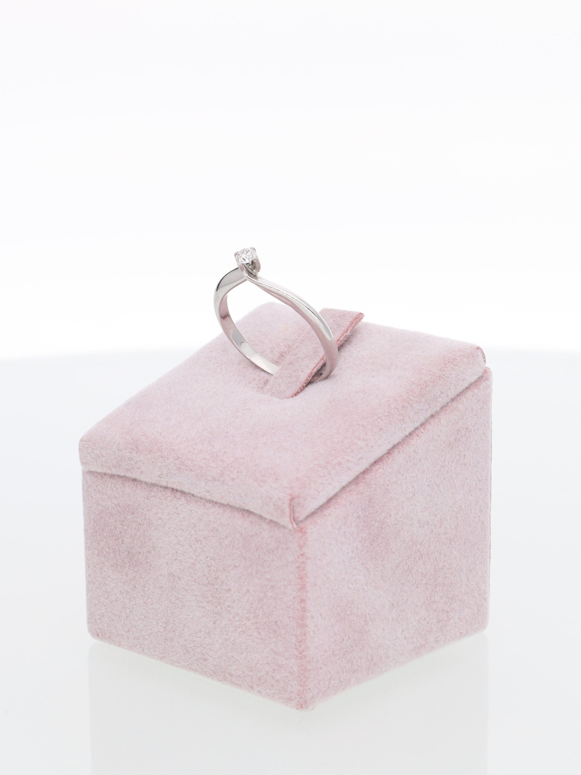 Anello solitario in oro bianco 18kt con diamante 0.05ct