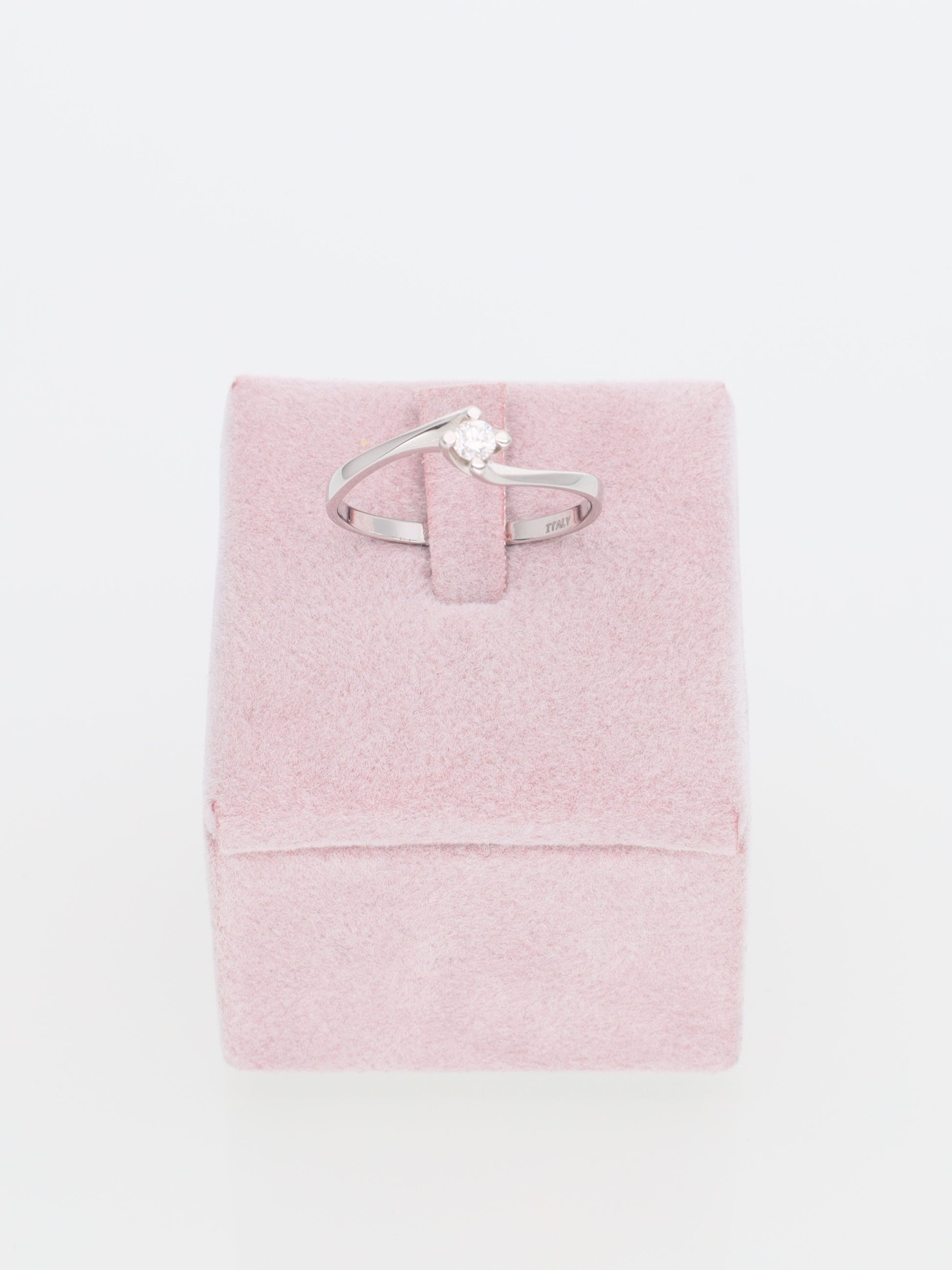Anello solitario in oro bianco 18kt con diamante