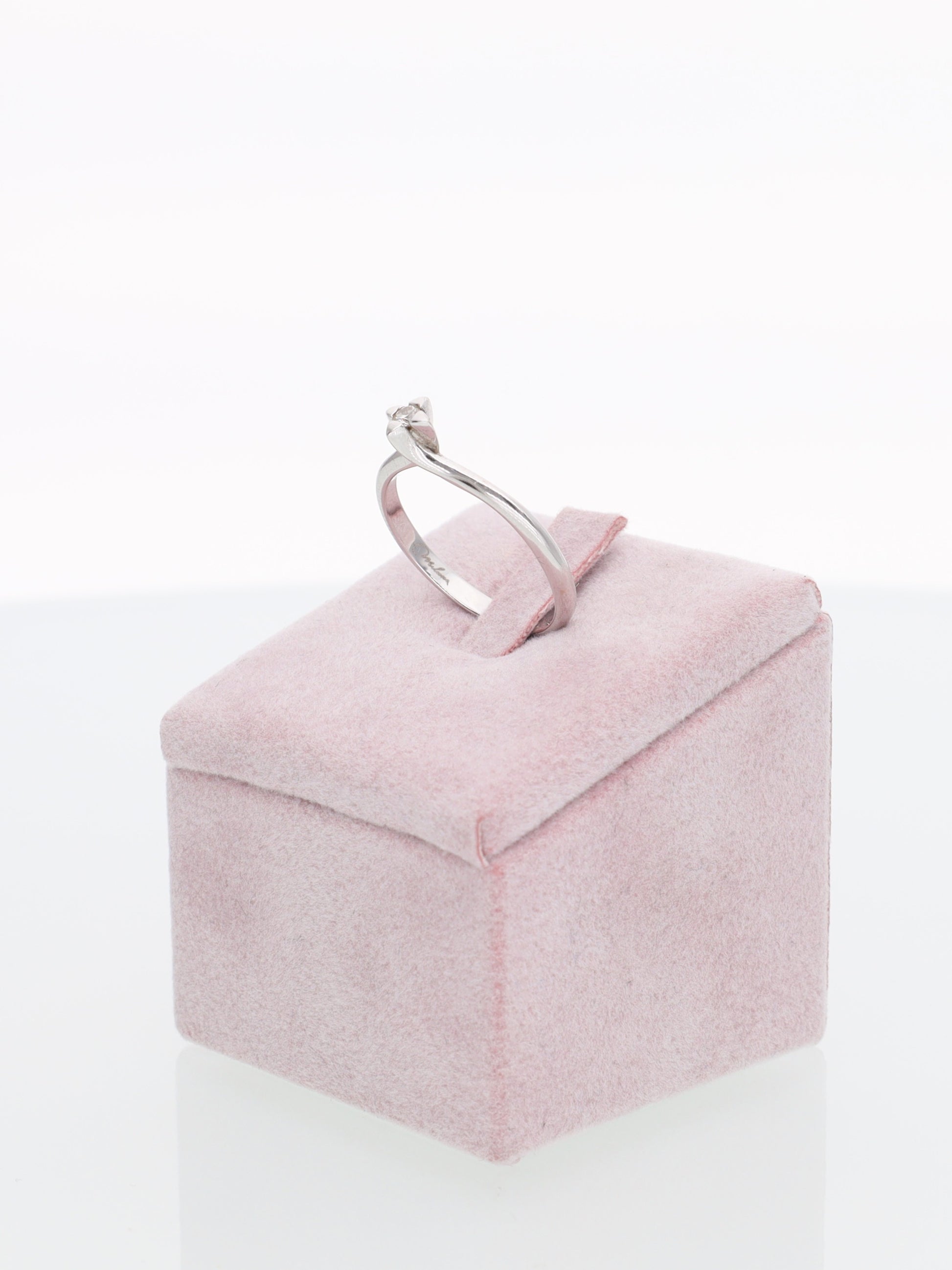 Anello Solitario a Stella in Oro Bianco 18 kt con Diamante 0.06ct