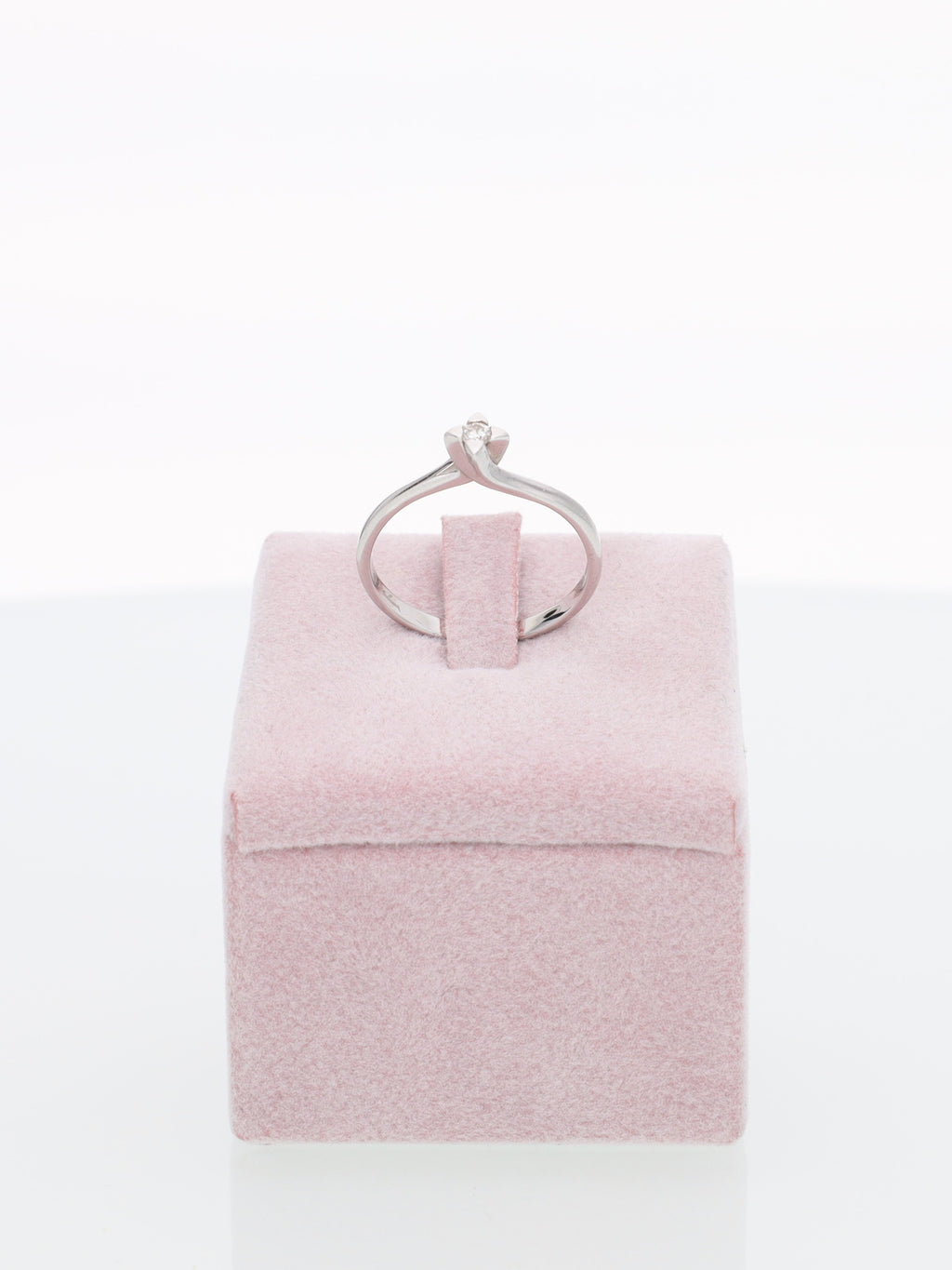 Anello Solitario a Stella in Oro Bianco 18 kt con Diamante 0.06ct