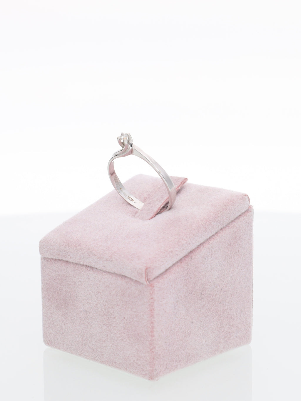 Anello solitario in oro bianco 18kt con diamante