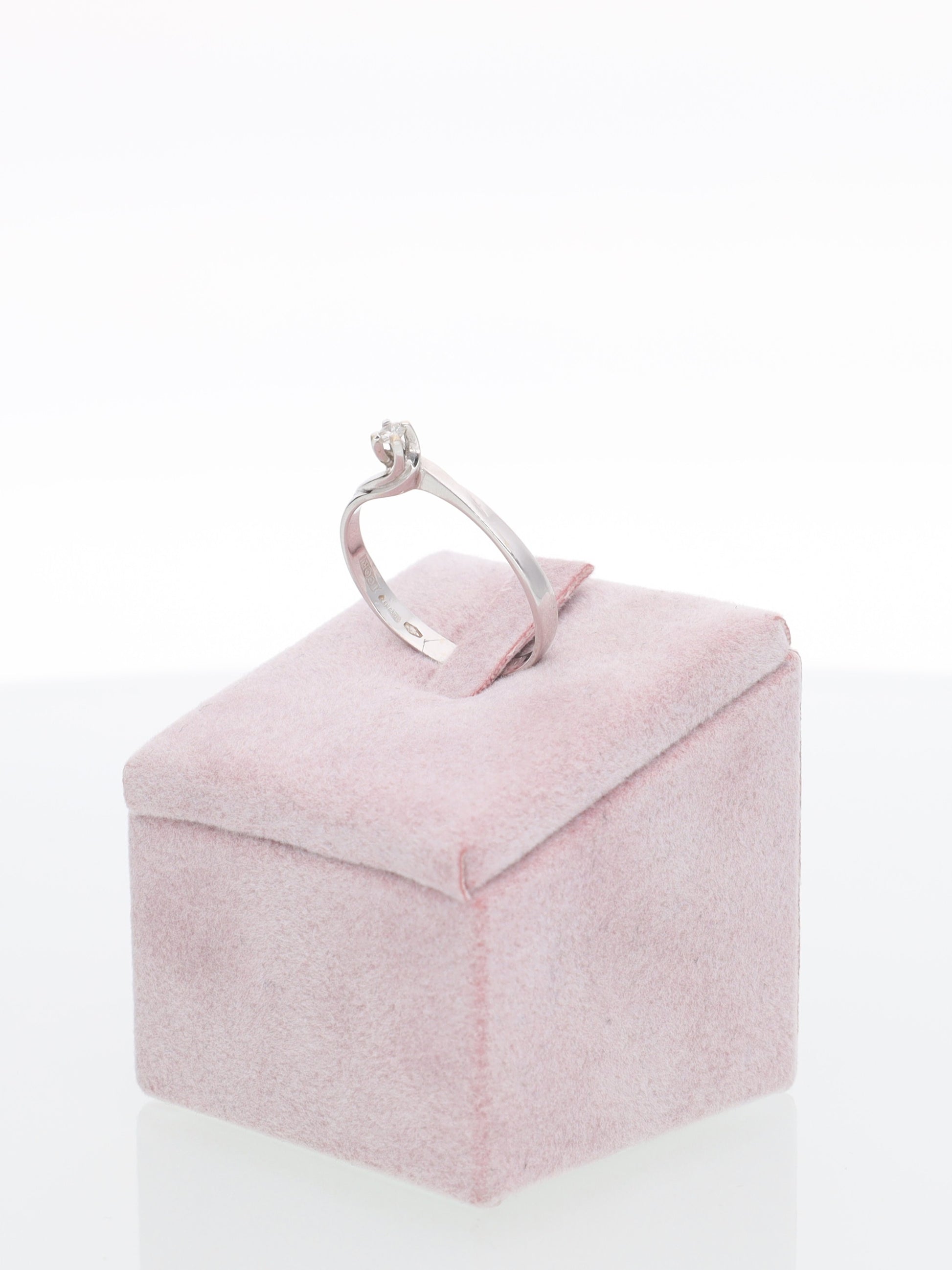 Anello solitario in oro bianco 18kt con diamante
