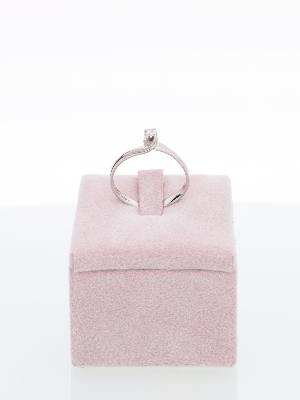 Anello solitario in oro bianco 18kt con diamante