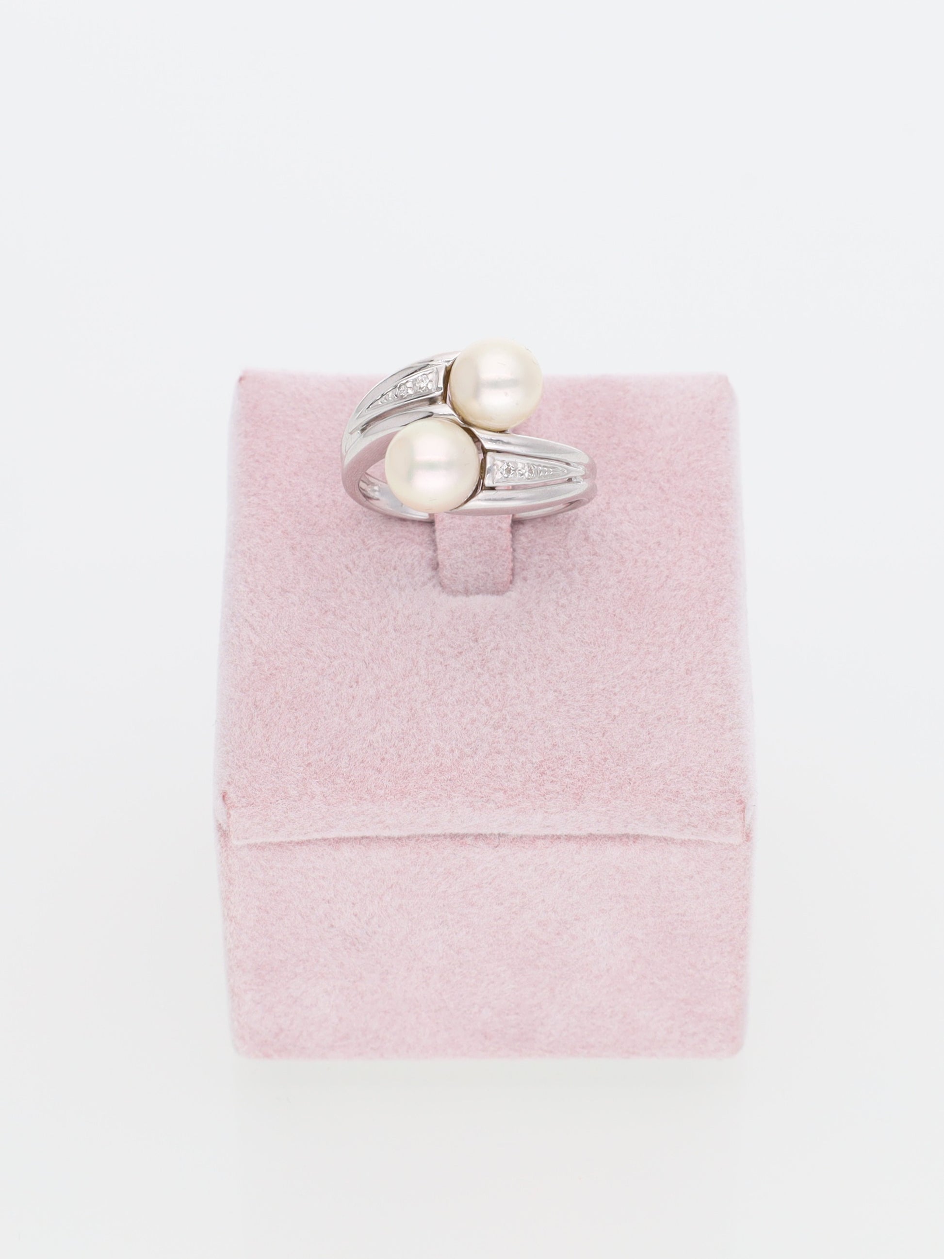 Anello contrariè in oro bianco 18kt con perle e brillanti