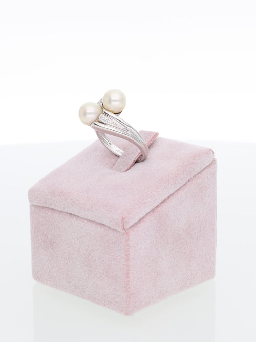 Anello contrariè in oro bianco 18kt con perle e brillanti