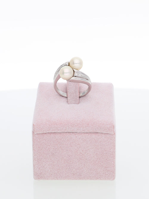 Anello contrariè in oro bianco 18kt con perle e brillanti