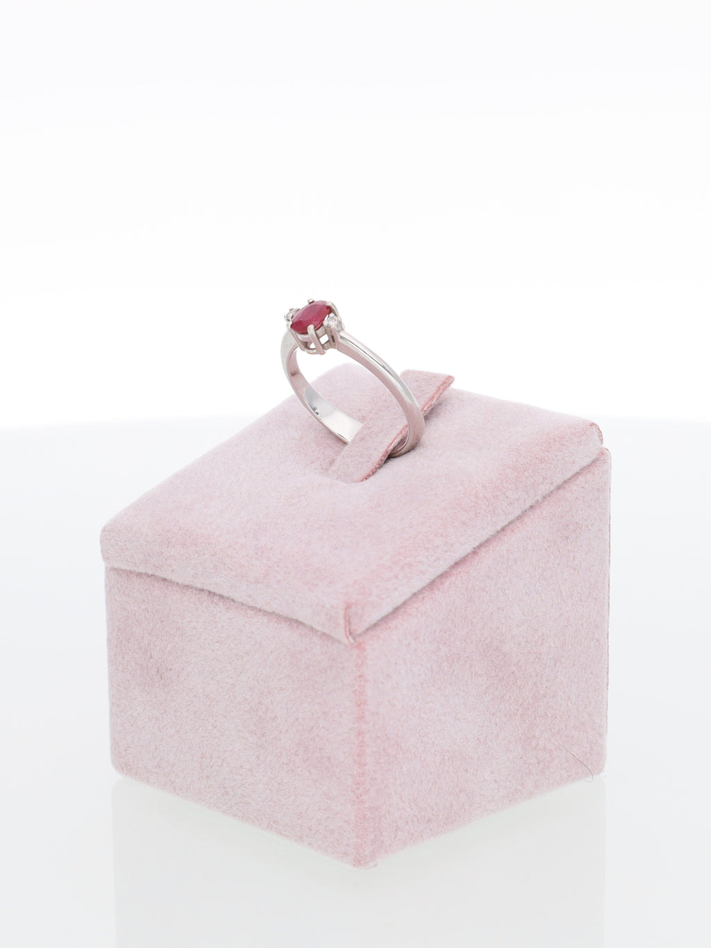 Anello in Oro Bianco 18 kt con Solitario di Rubino e Diamanti