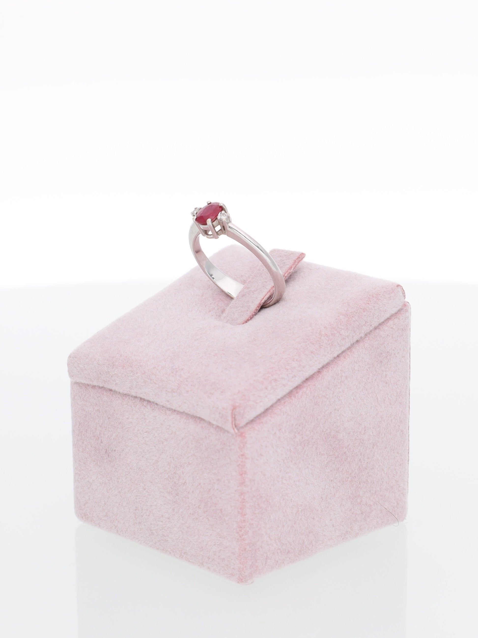 Anello in Oro Bianco 18 kt con Solitario di Rubino e Diamanti