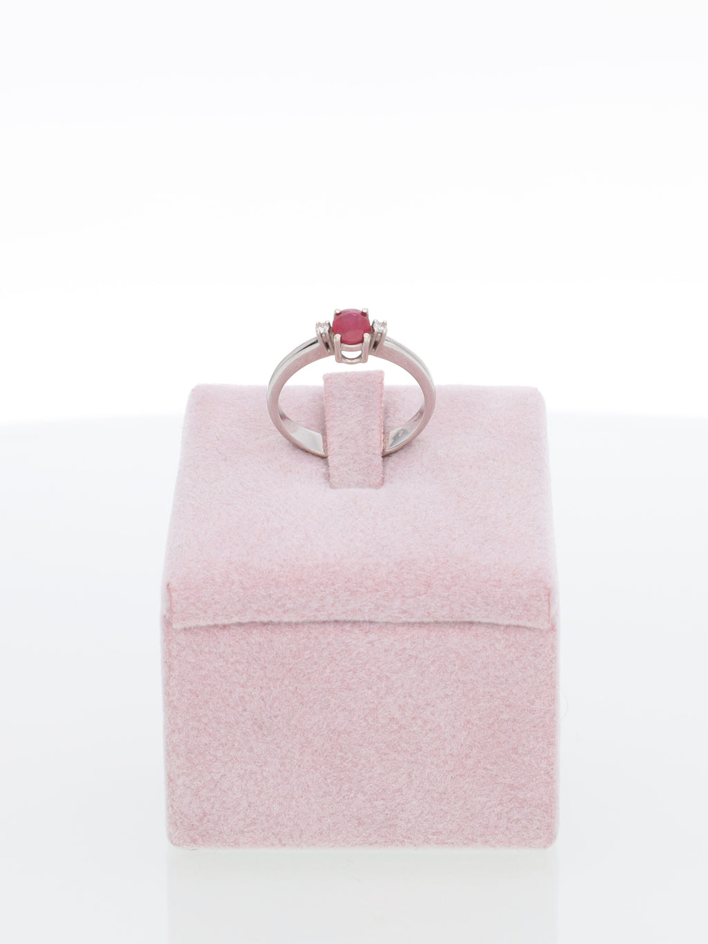 Anello in Oro Bianco 18 kt con Solitario di Rubino e Diamanti