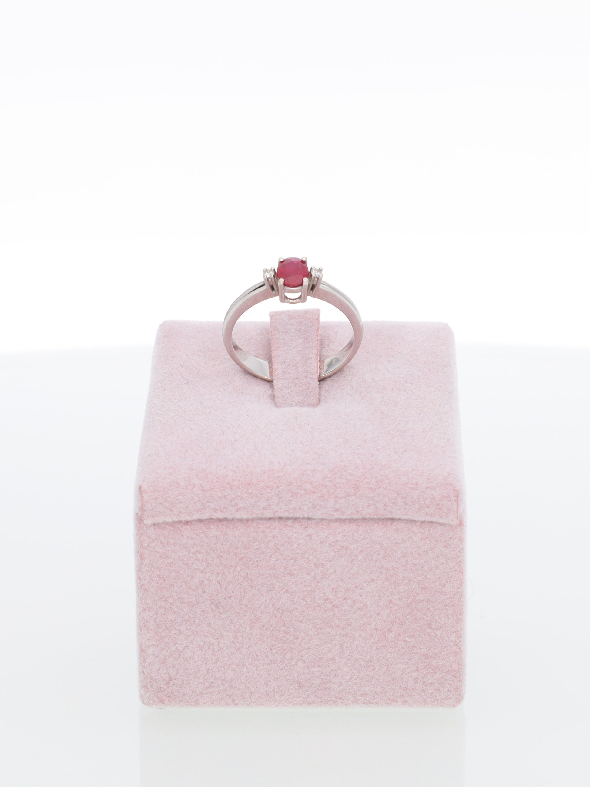 Anello in Oro Bianco 18 kt con Solitario di Rubino e Diamanti