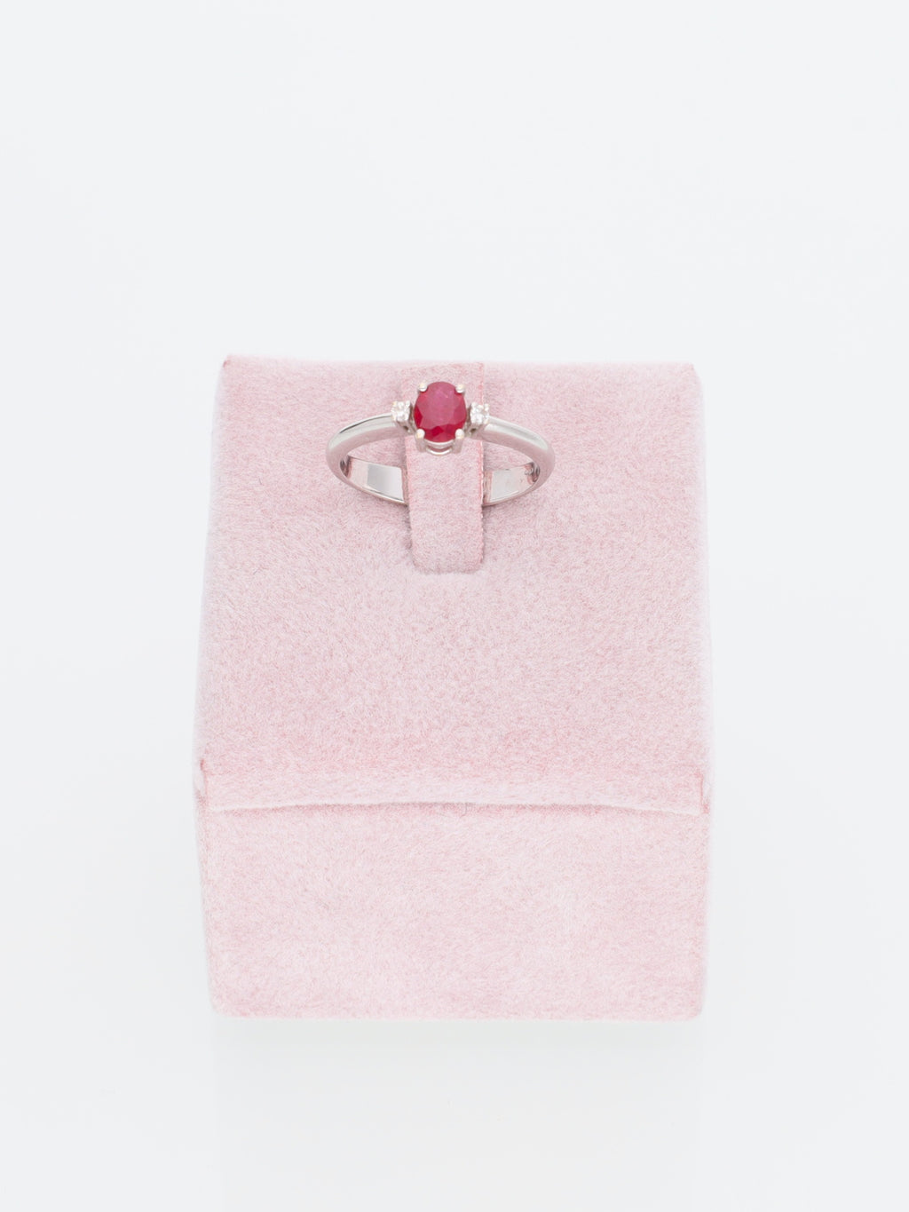 Anello in Oro Bianco 18 kt con Solitario di Rubino e Diamanti