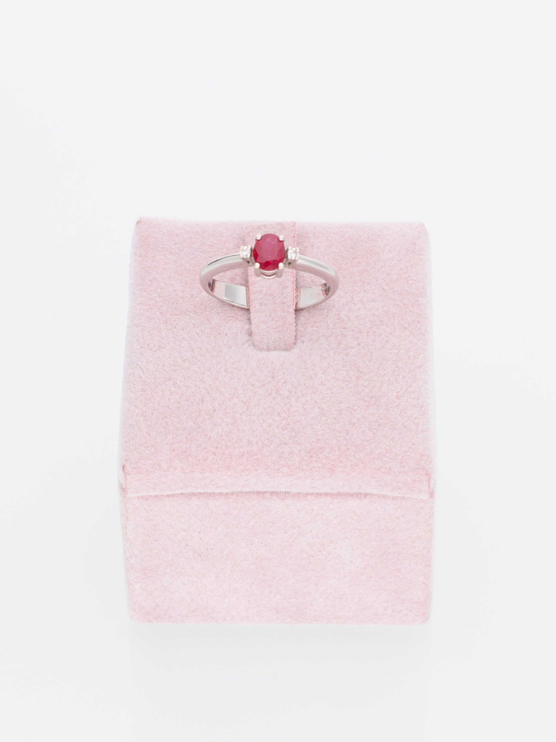 Anello in Oro Bianco 18 kt con Solitario di Rubino e Diamanti