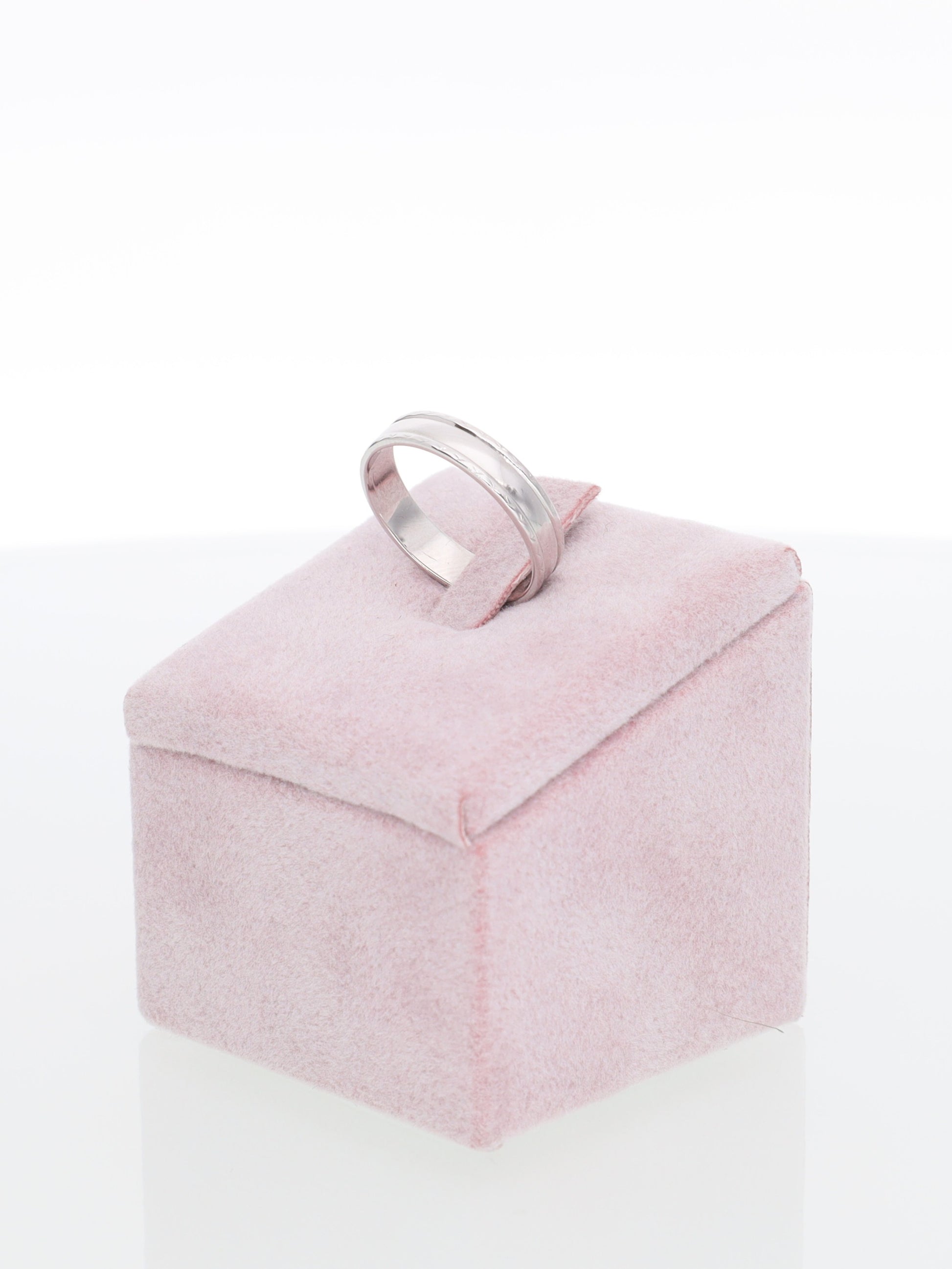 Anello fedina oro bianco con incisioni