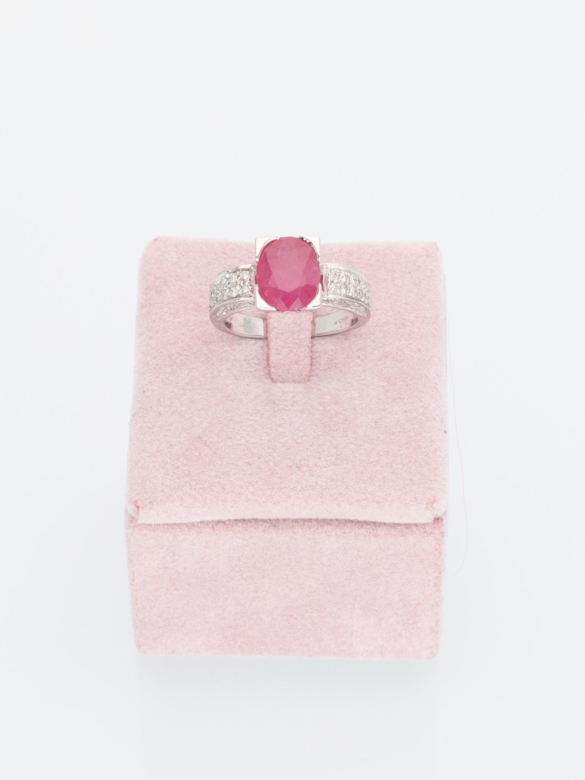 Anello in Oro Bianco 18 kt con Solitario di Rubino e Diamanti