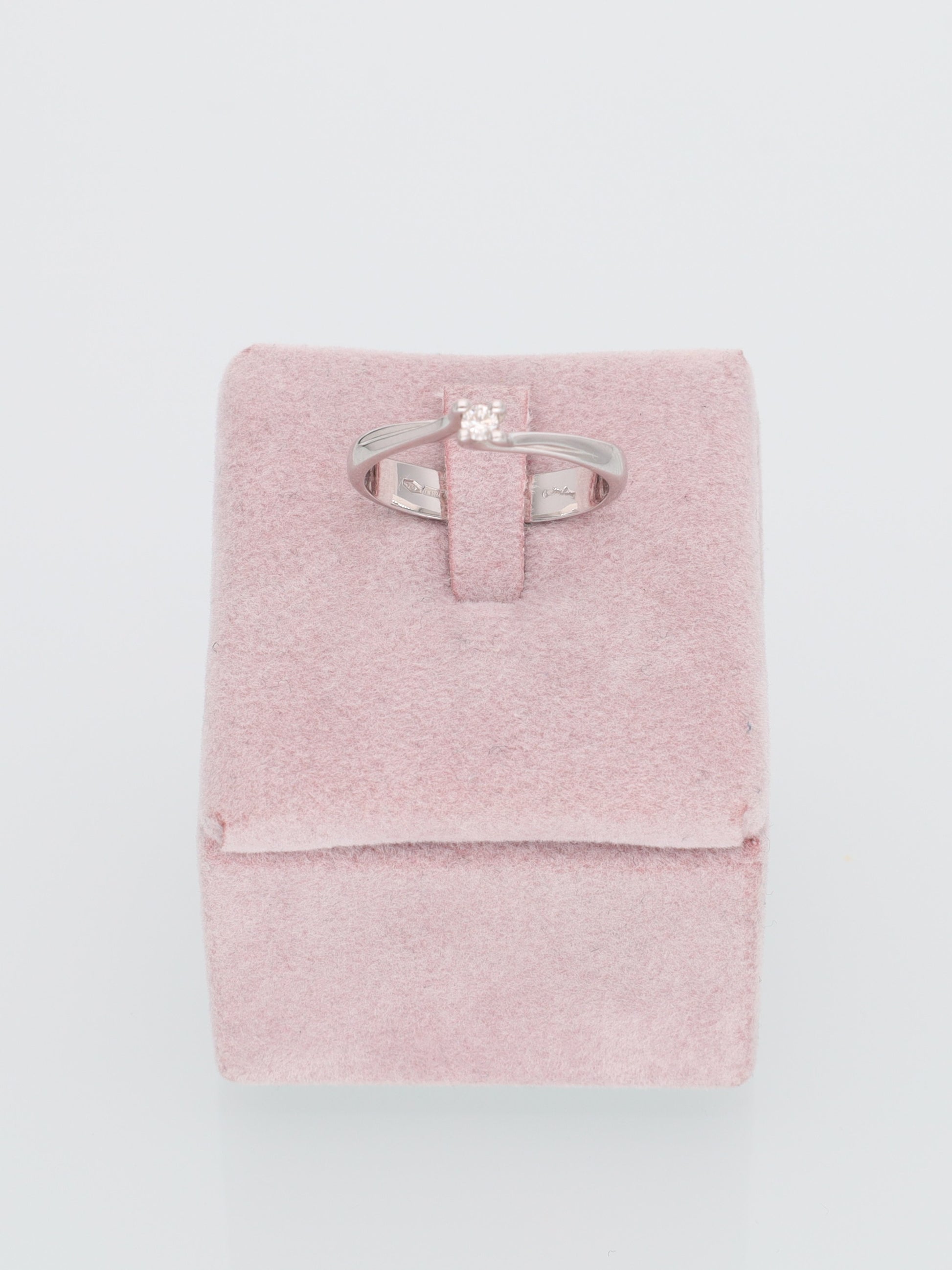 Anello Solitario in Oro Bianco 18 kt con Diamante 0.05ct