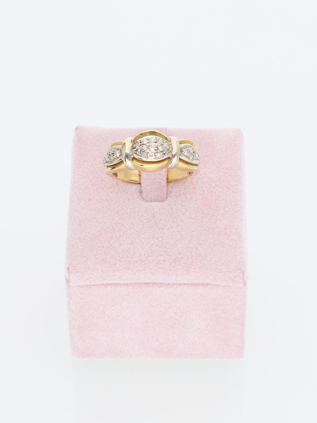 Anello in Oro Giallo 18 kt con Tre Pavé di Diamanti