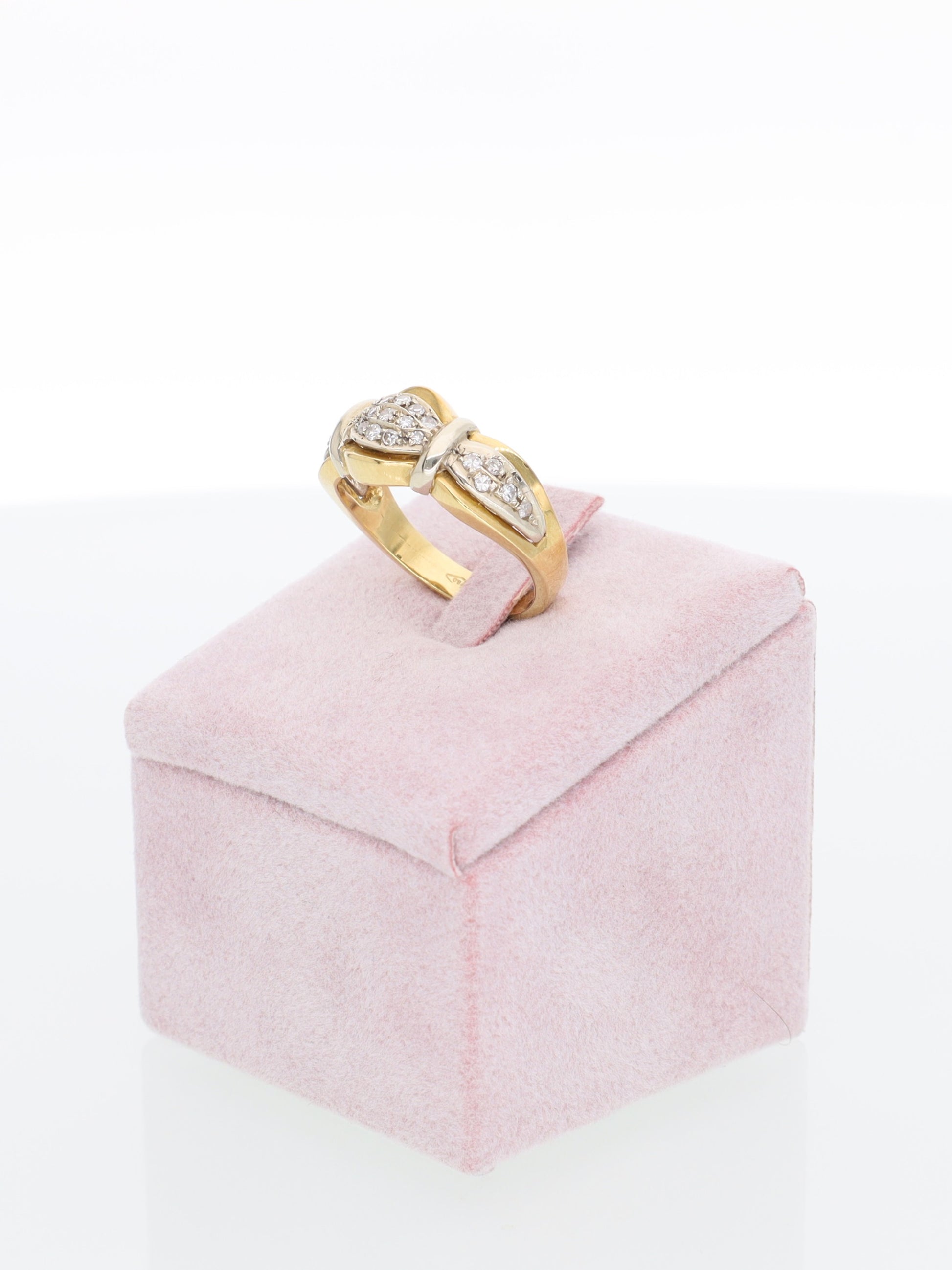 Anello in Oro Giallo 18 kt con Tre Pavé di Diamanti