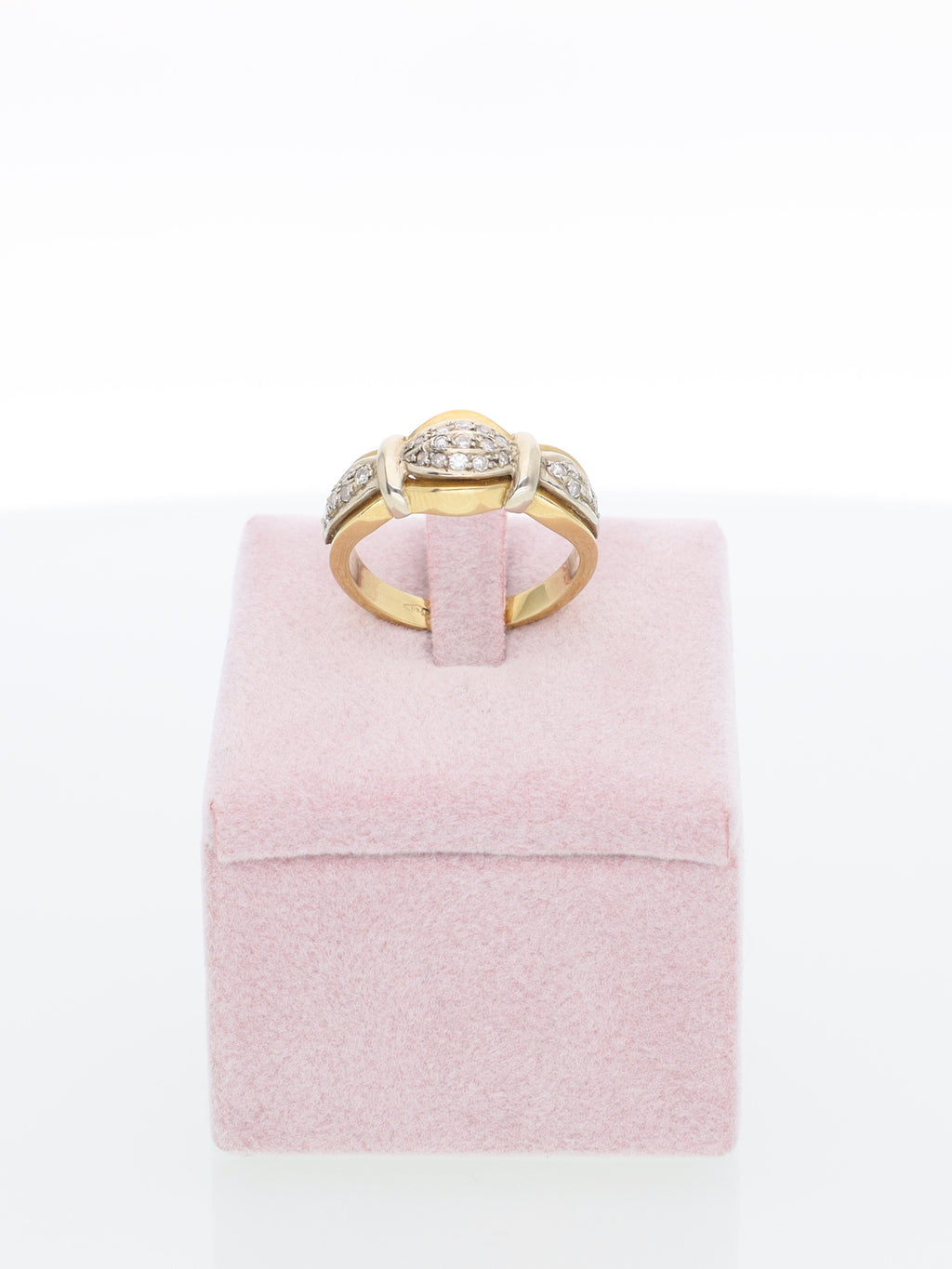 Anello in Oro Giallo 18 kt con Tre Pavé di Diamanti