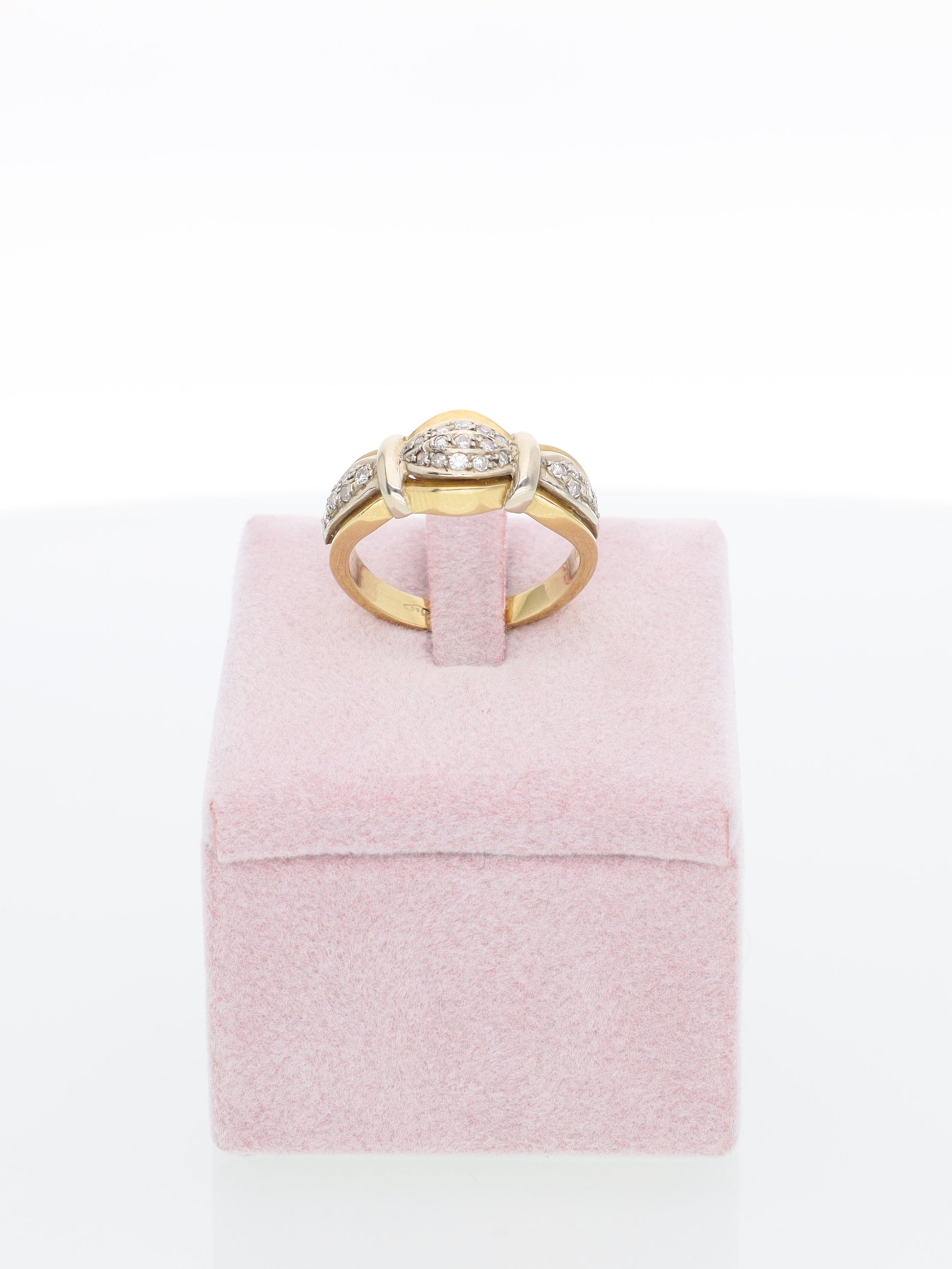 Anello in Oro Giallo 18 kt con Tre Pavé di Diamanti