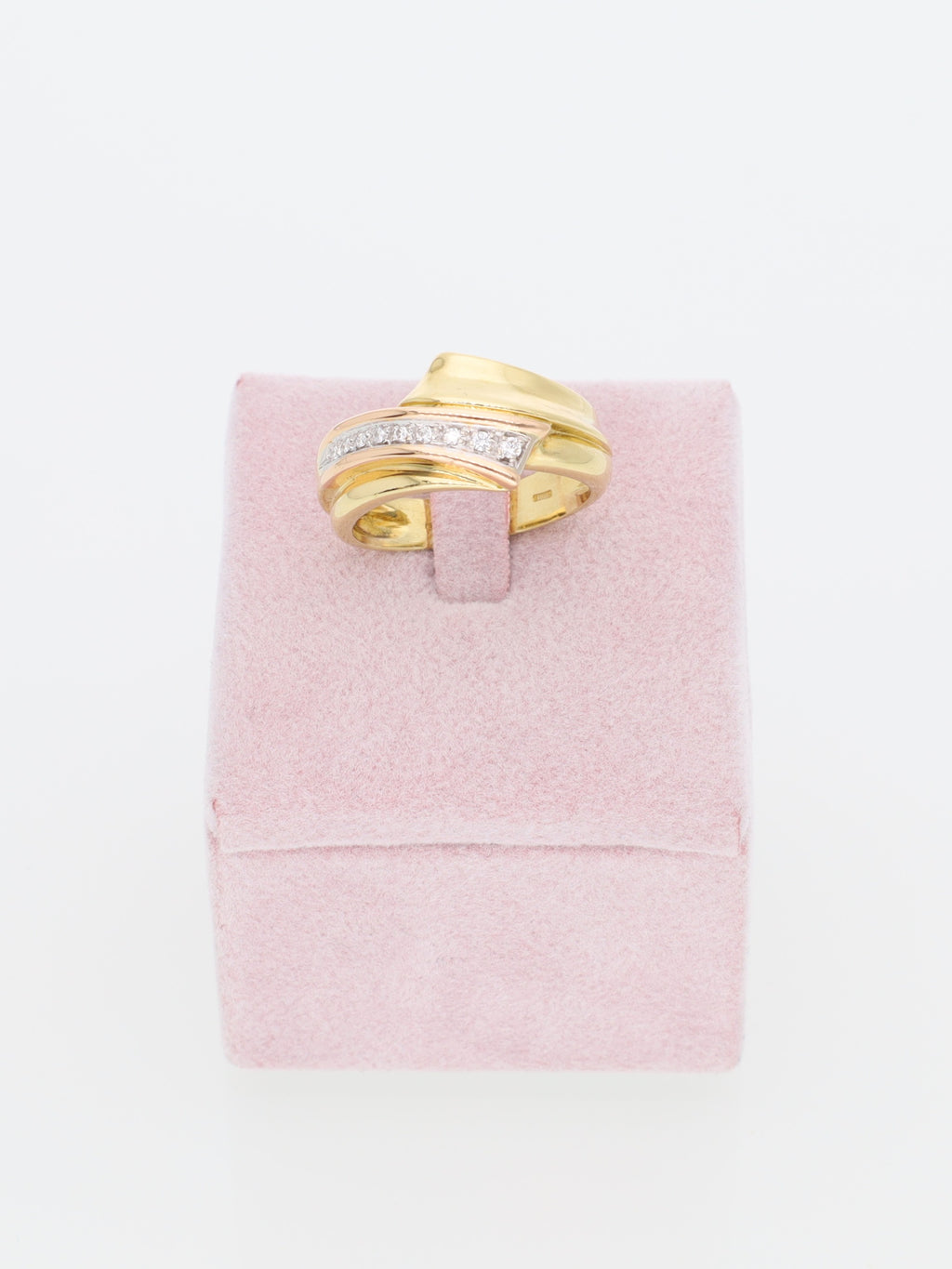 Anello contrariè in Oro Giallo con riviera diamanti