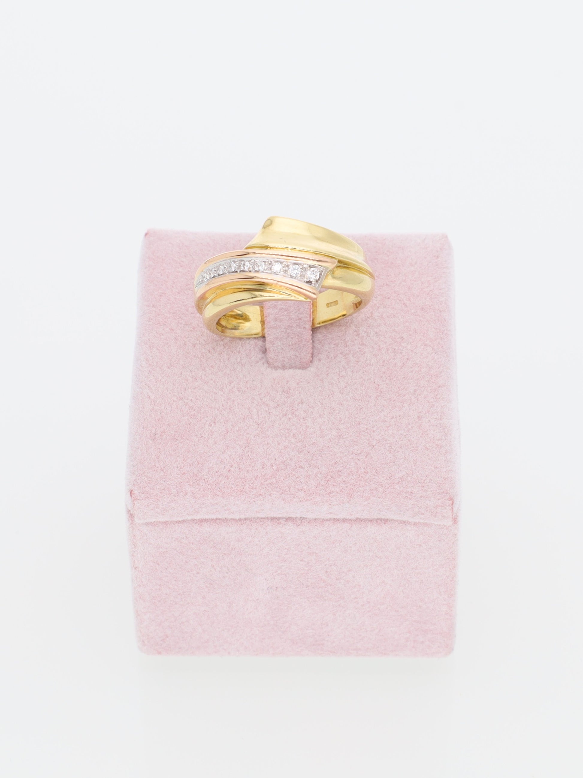 Anello contrariè in Oro Giallo con riviera diamanti