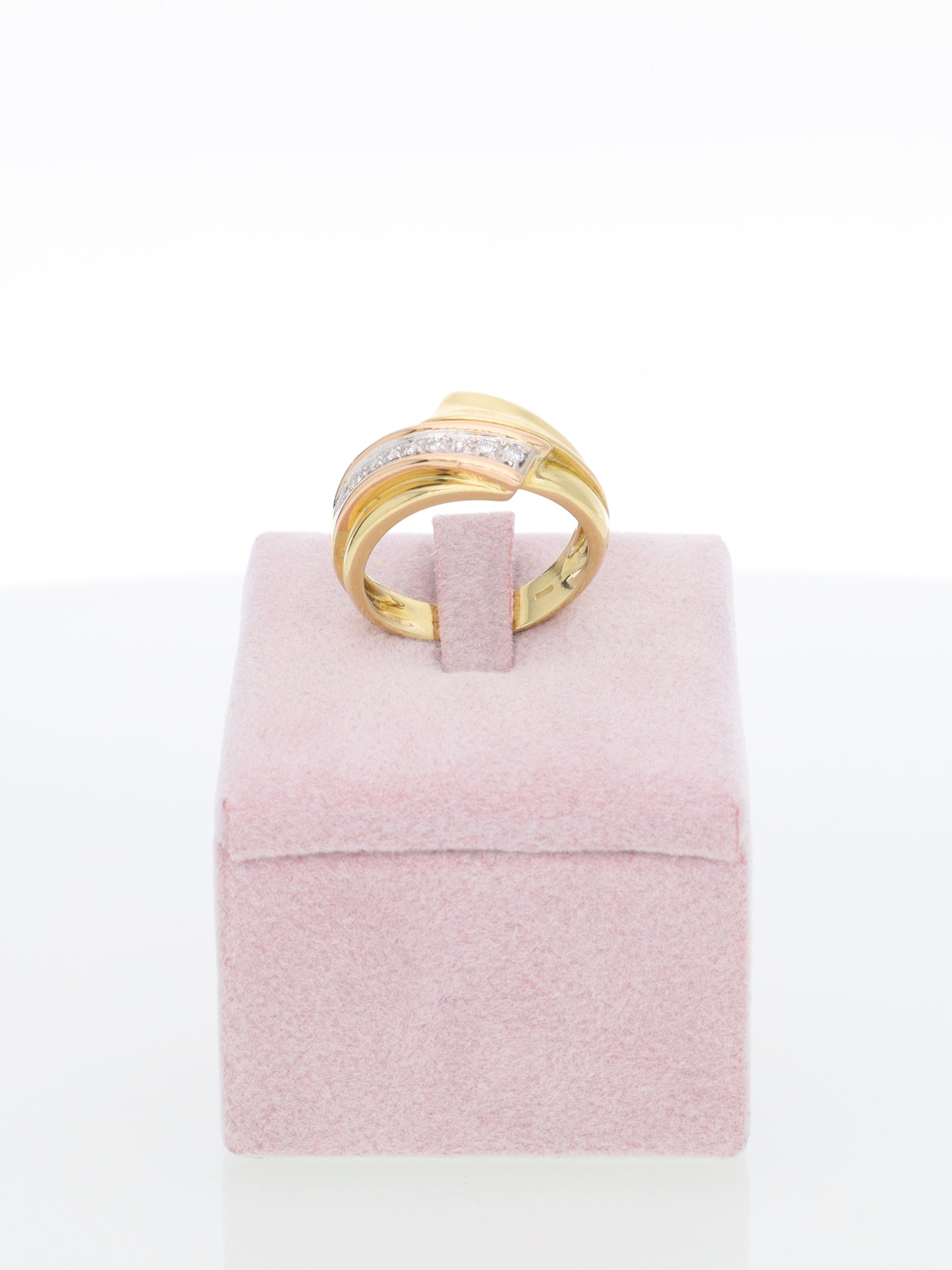 Anello contrariè in Oro Giallo con riviera diamanti