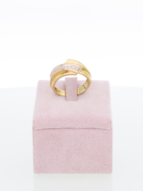 Anello contrariè in Oro Giallo con riviera diamanti