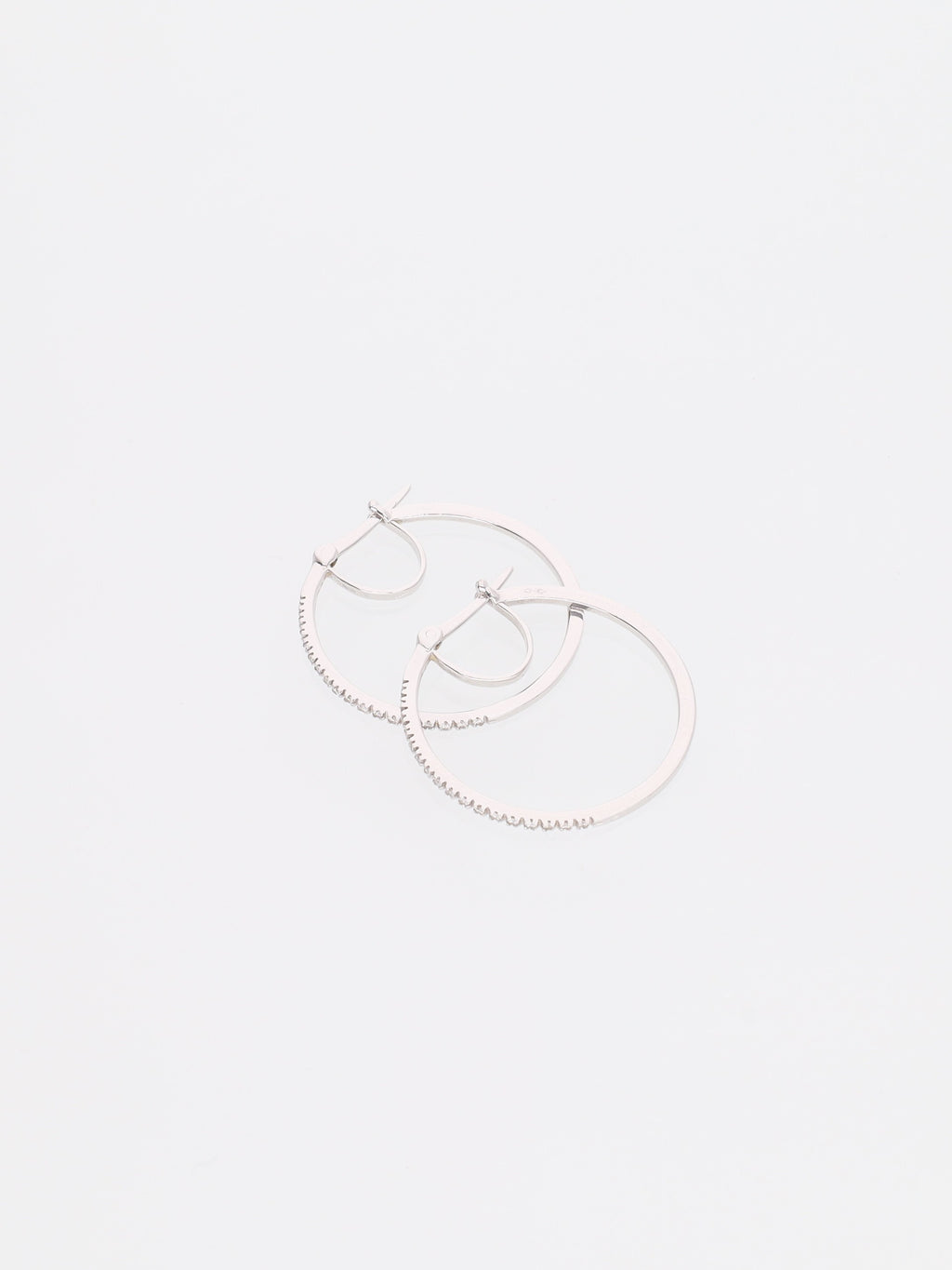 Orecchini a Cerchio in Oro Bianco 18kt con Diamanti