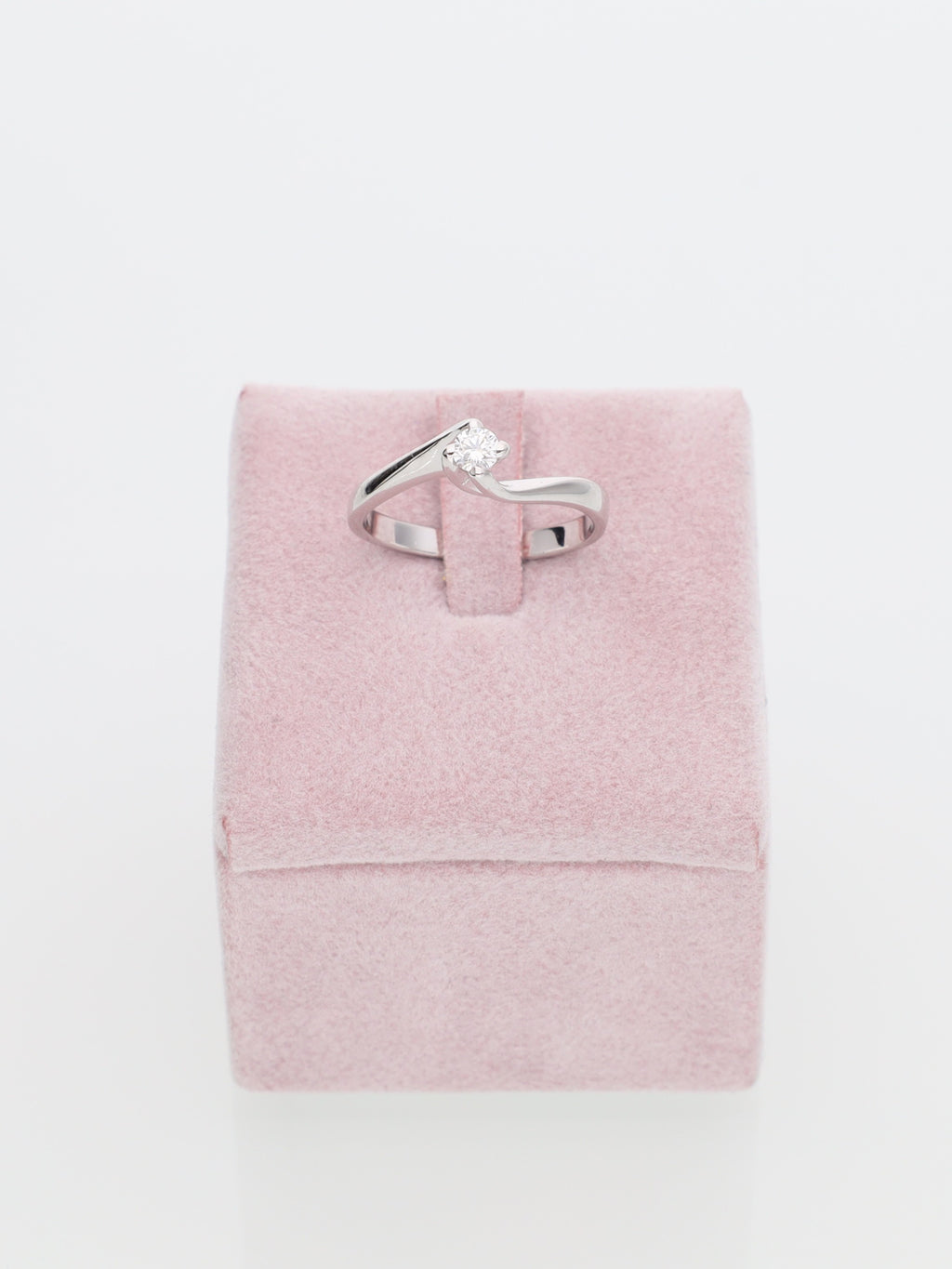 Anello solitario in oro bianco 18kt con diamante